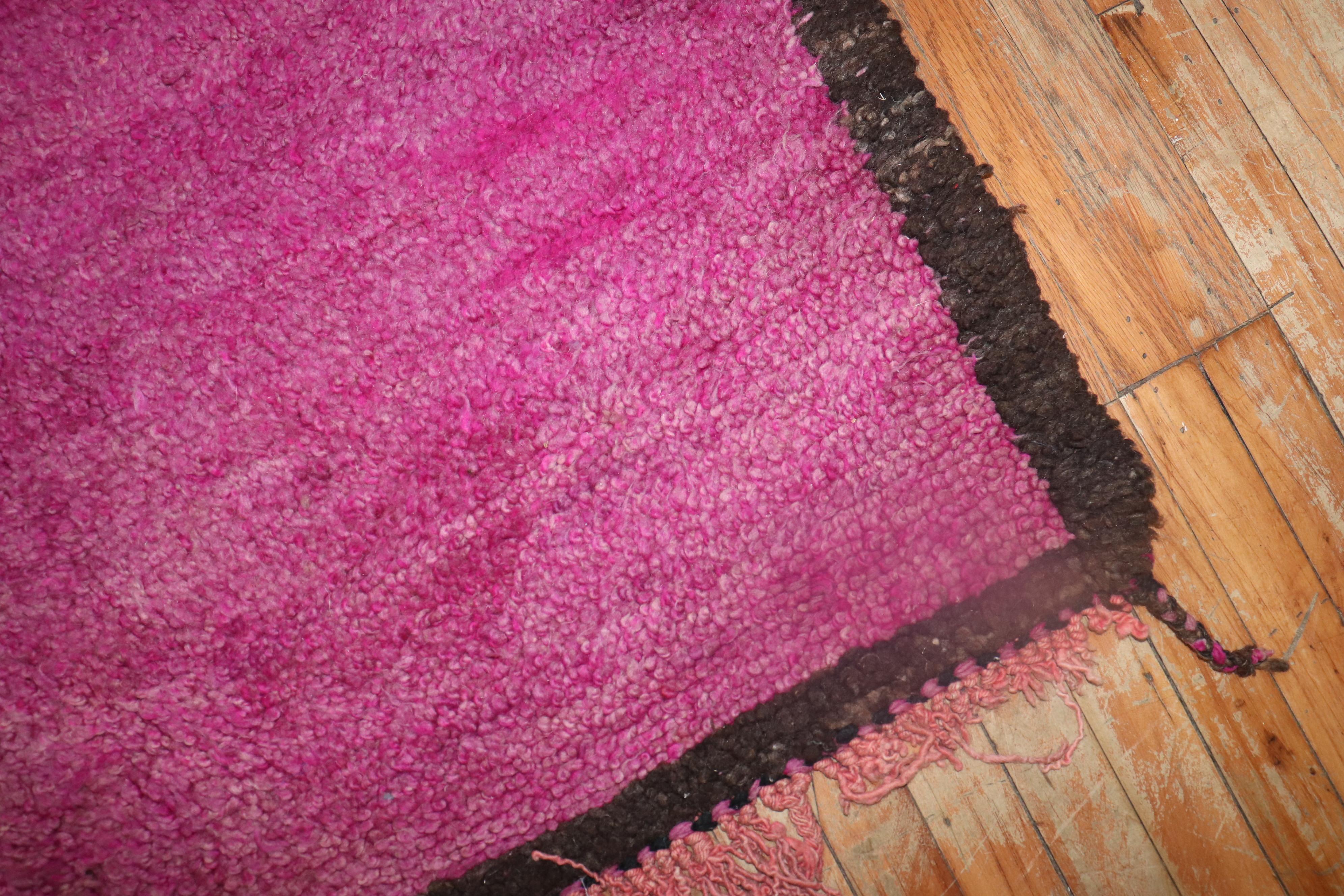 Tappeto Fucsia Midcentury Moroccan Minimalist Small Room Size in vendita 2
