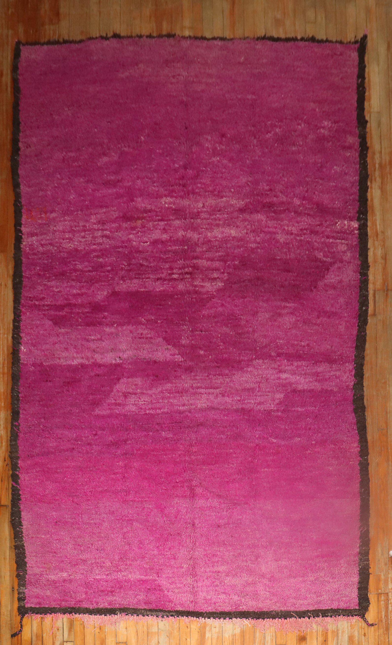 An authentic 20th-century Moroccan rug with a Minimalist pattern in fuchsia surrounded by a narrow brown border. Boho chic at its finest!

Size: 6'5'' x 10'10