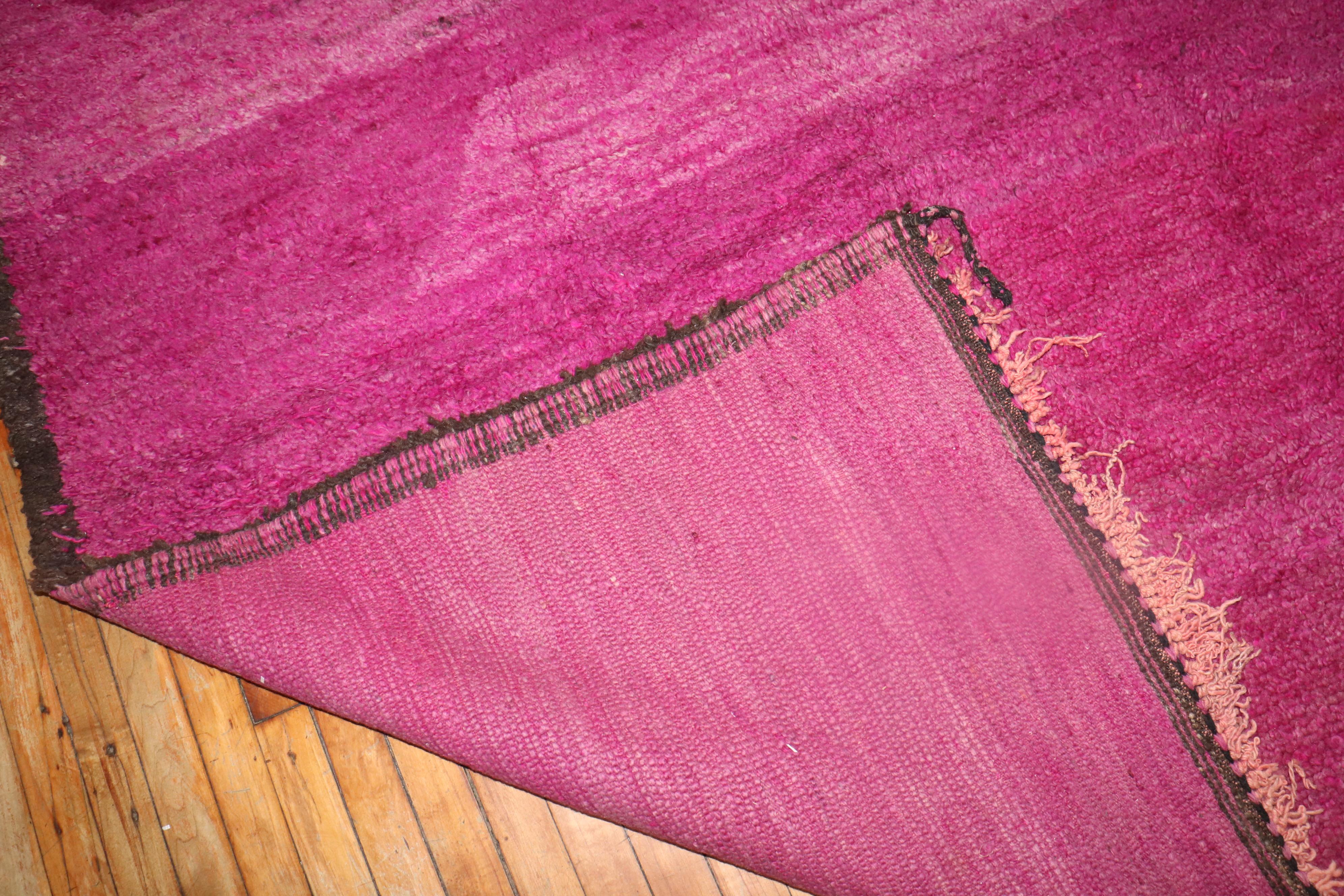 Fuchsia Midcentury Moroccan Minimalist Small Room Size Rug In Good Condition For Sale In New York, NY