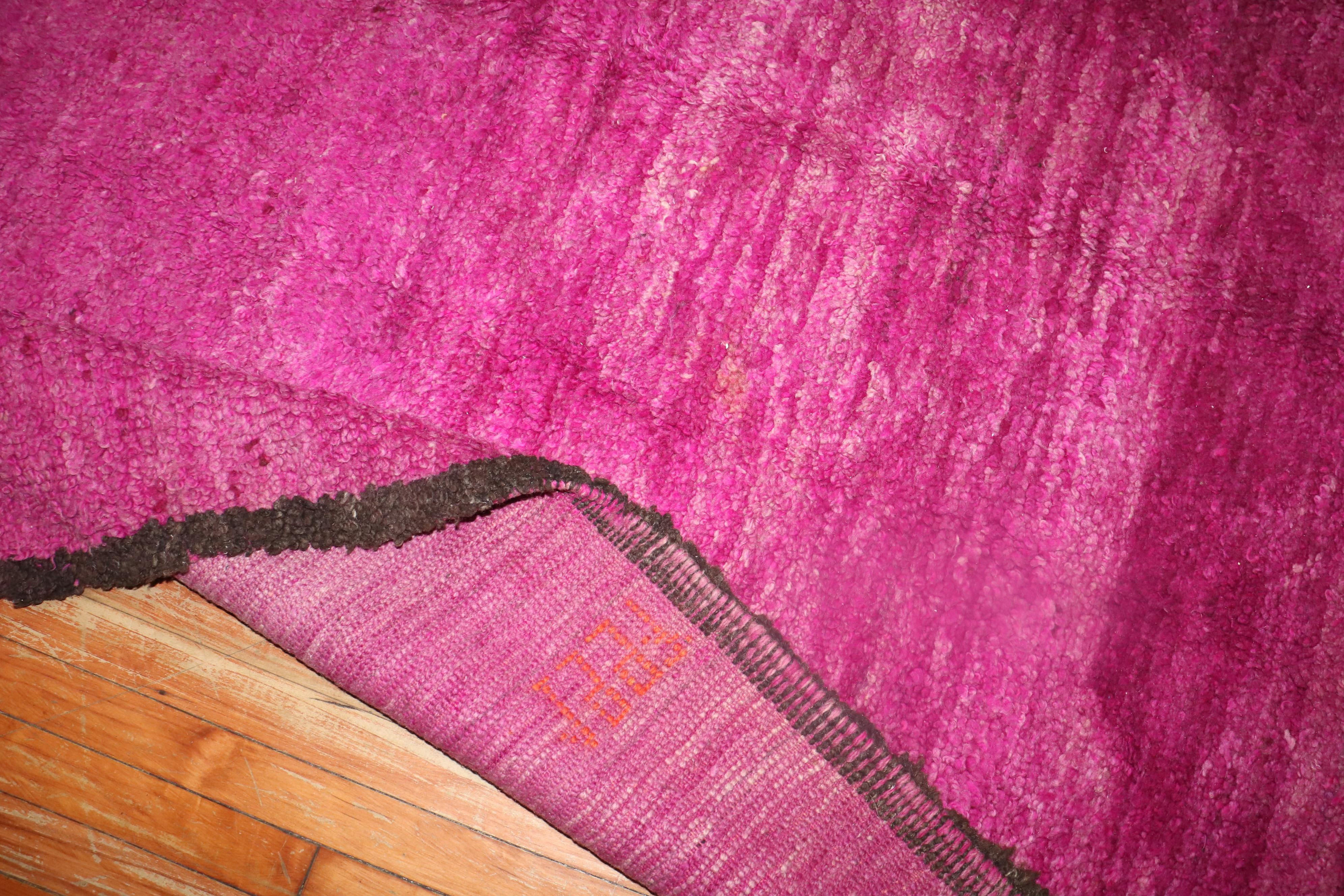 Tappeto Fucsia Midcentury Moroccan Minimalist Small Room Size in vendita 1