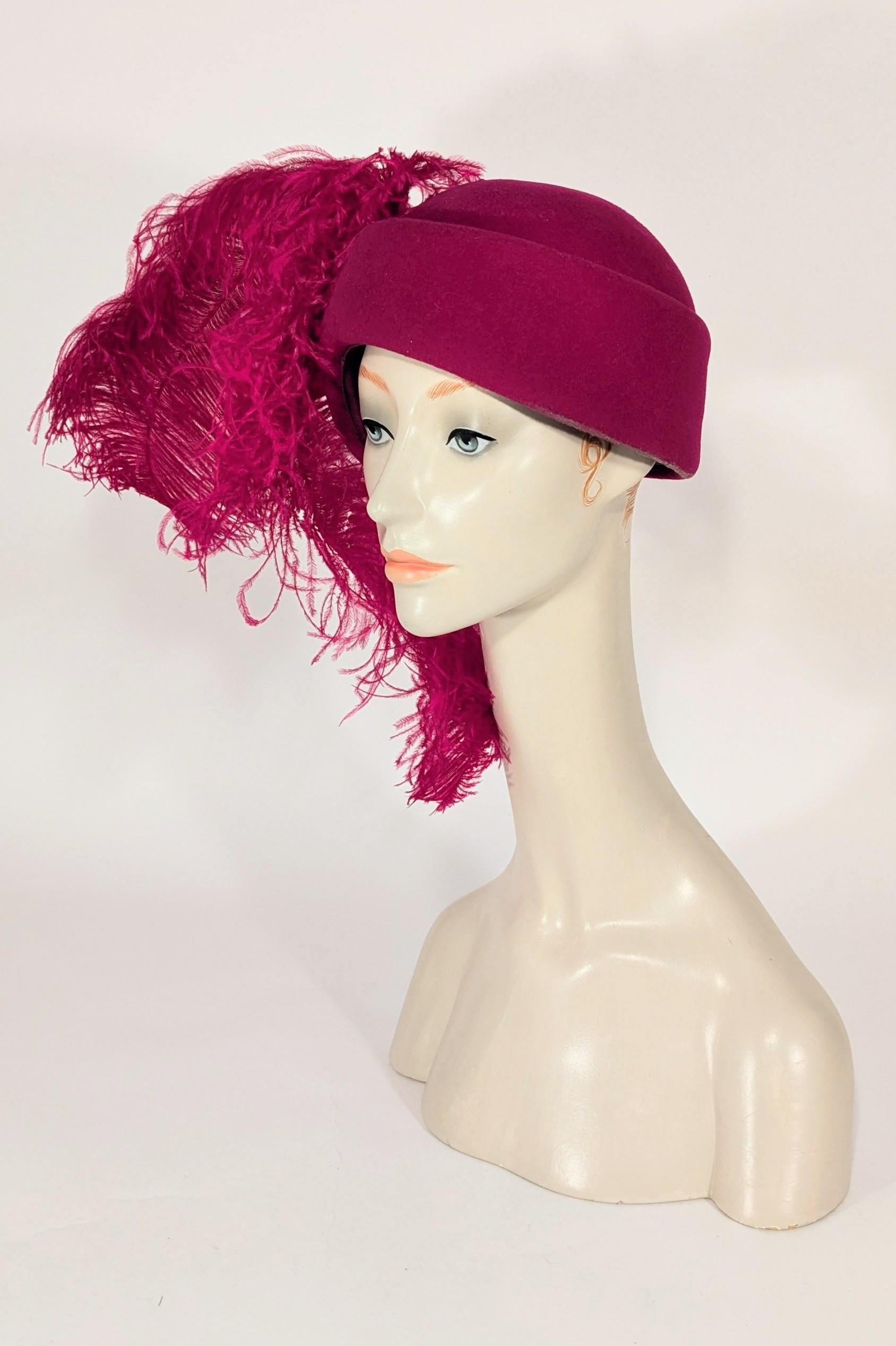 Beige Cappello in lana rosa fucsia anni '80 con grandi piume di struzzo in vendita