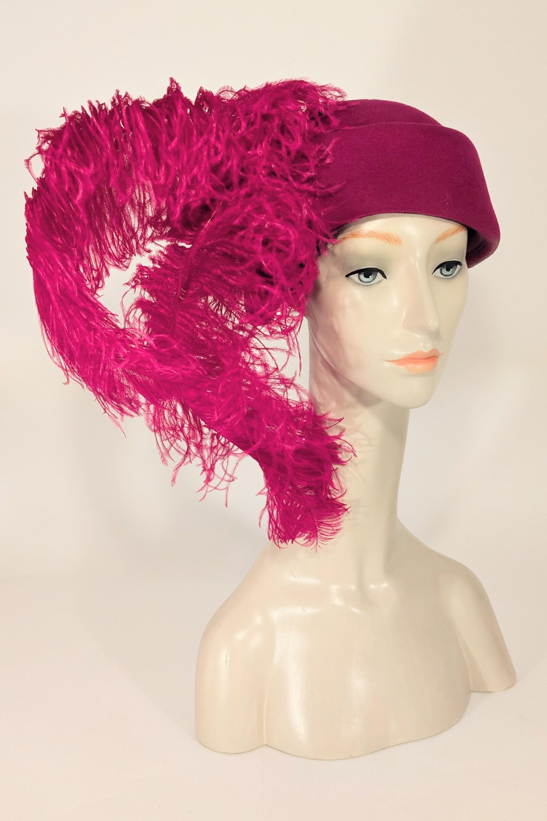 Cappello in lana rosa fucsia anni '80 con grandi piume di struzzo In condizioni ottime in vendita a San Francisco, CA
