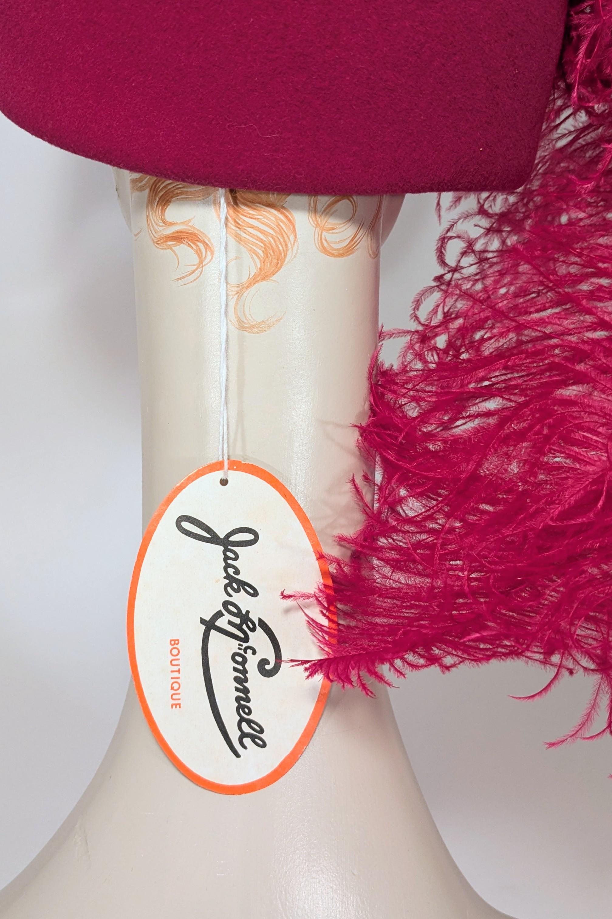 Cappello in lana rosa fucsia anni '80 con grandi piume di struzzo in vendita 1