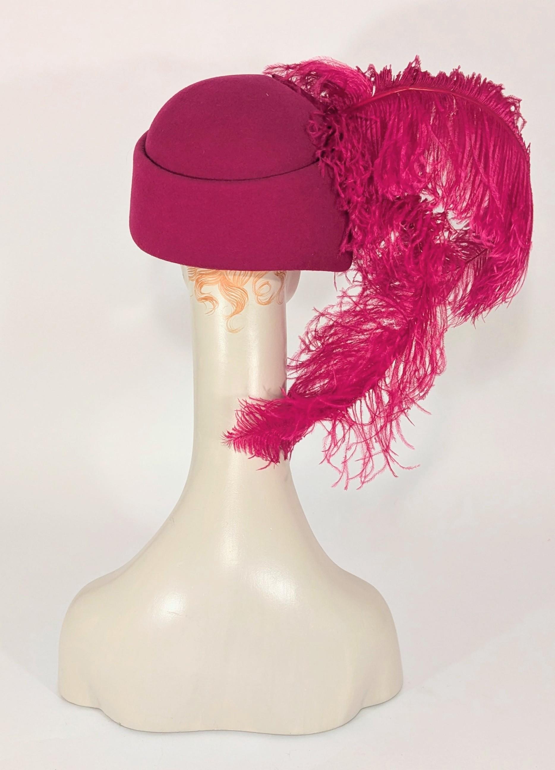 Cappello in lana rosa fucsia anni '80 con grandi piume di struzzo in vendita 2