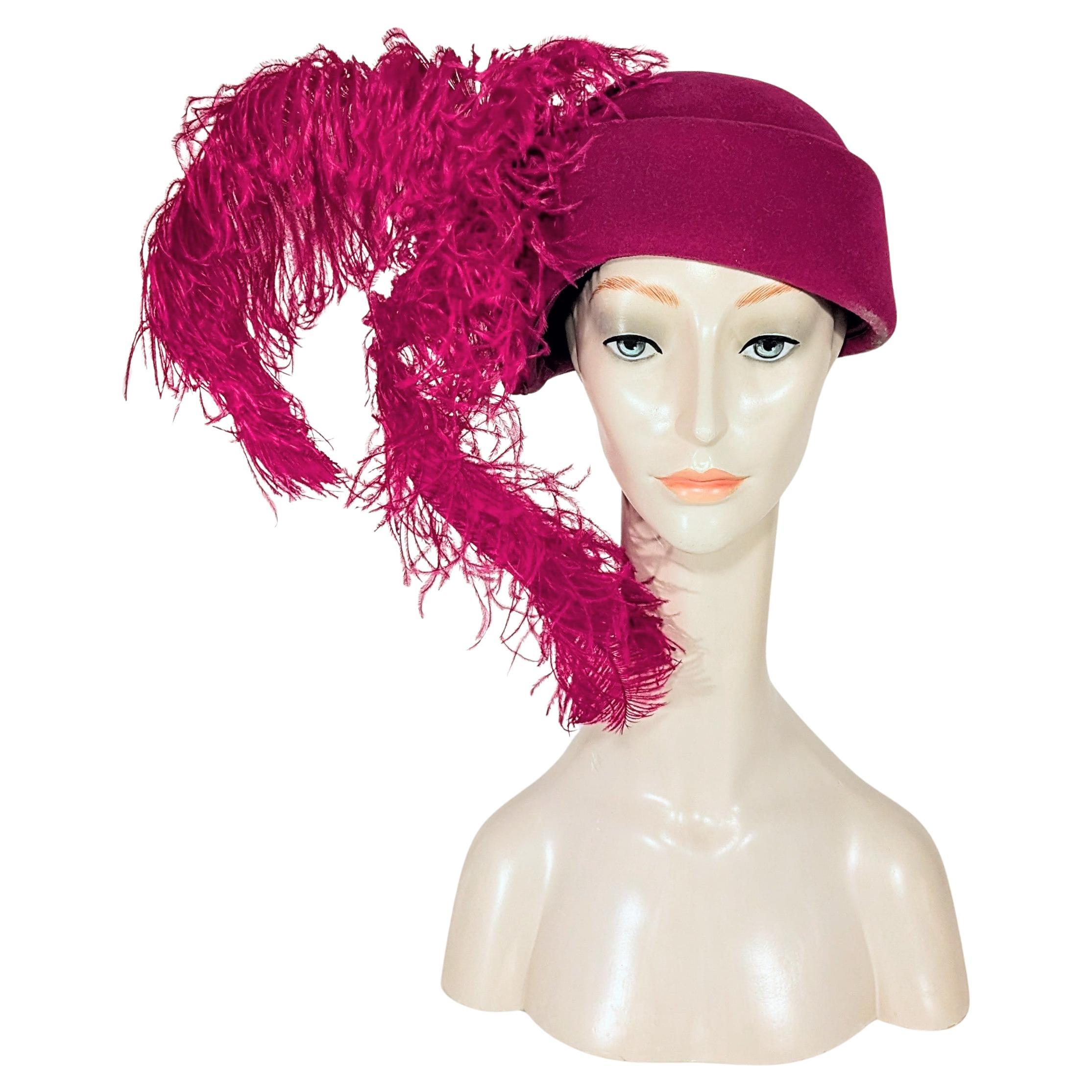 Cappello in lana rosa fucsia anni '80 con grandi piume di struzzo in vendita