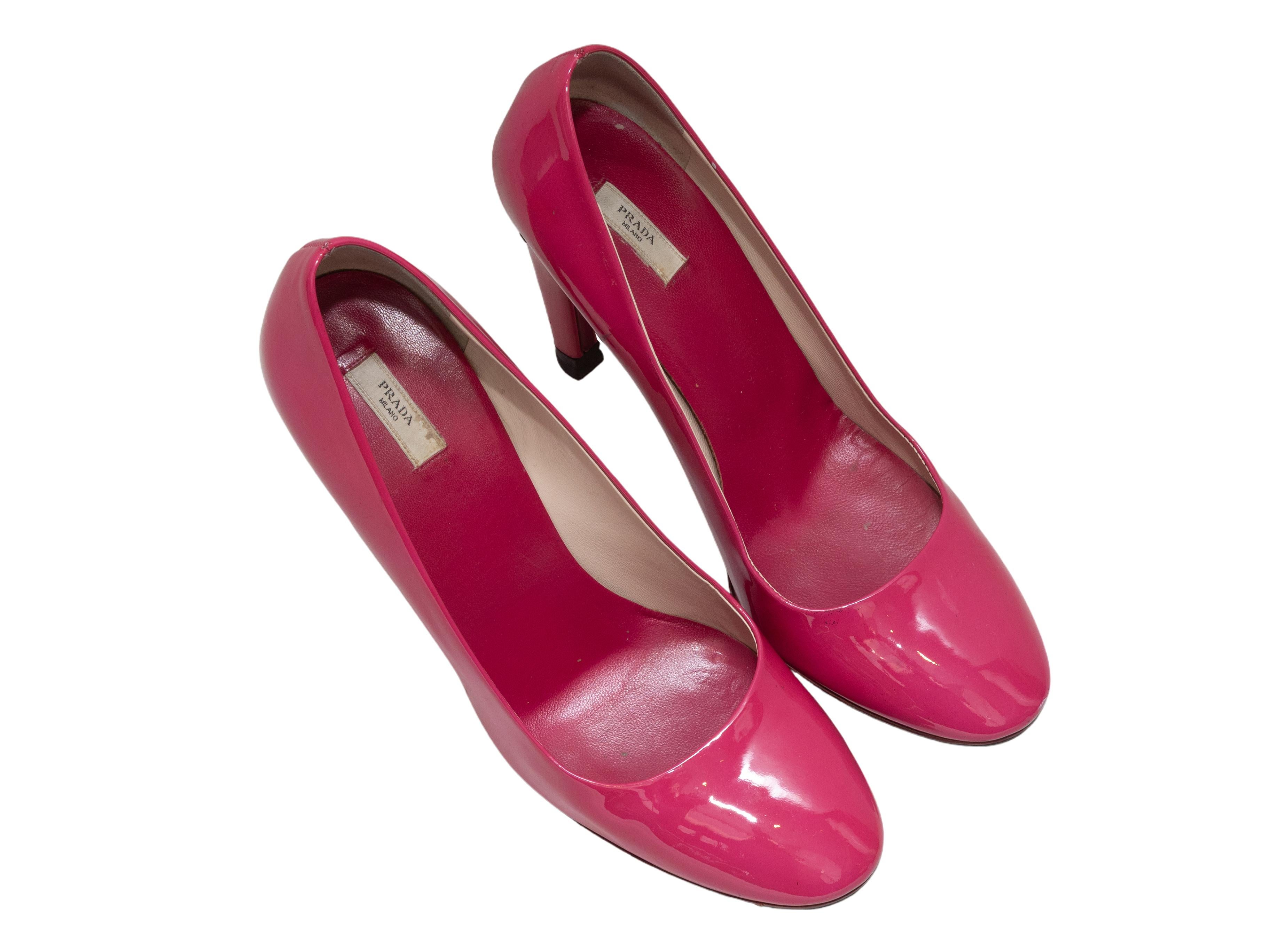 Escarpins à bout rond en cuir verni fuchsia signés Prada. Hauteur du talon : 4