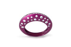 Anello a cupola in titanio fucsia con diamanti graduati sparsi e pavé di diamanti