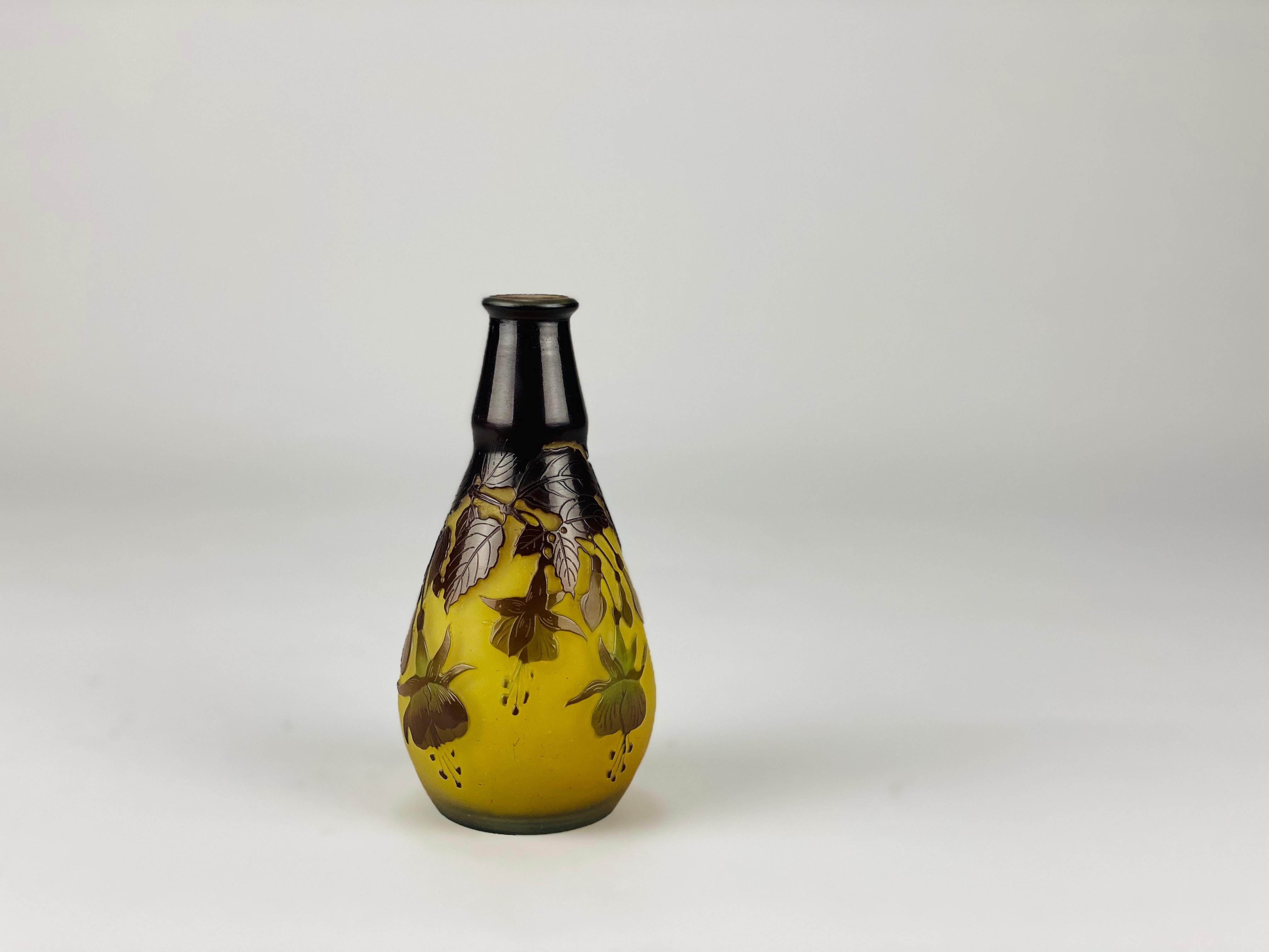  Vase Fuchsia Vase en verre Camée Art Nouveau par Emile Gallé en vente 2