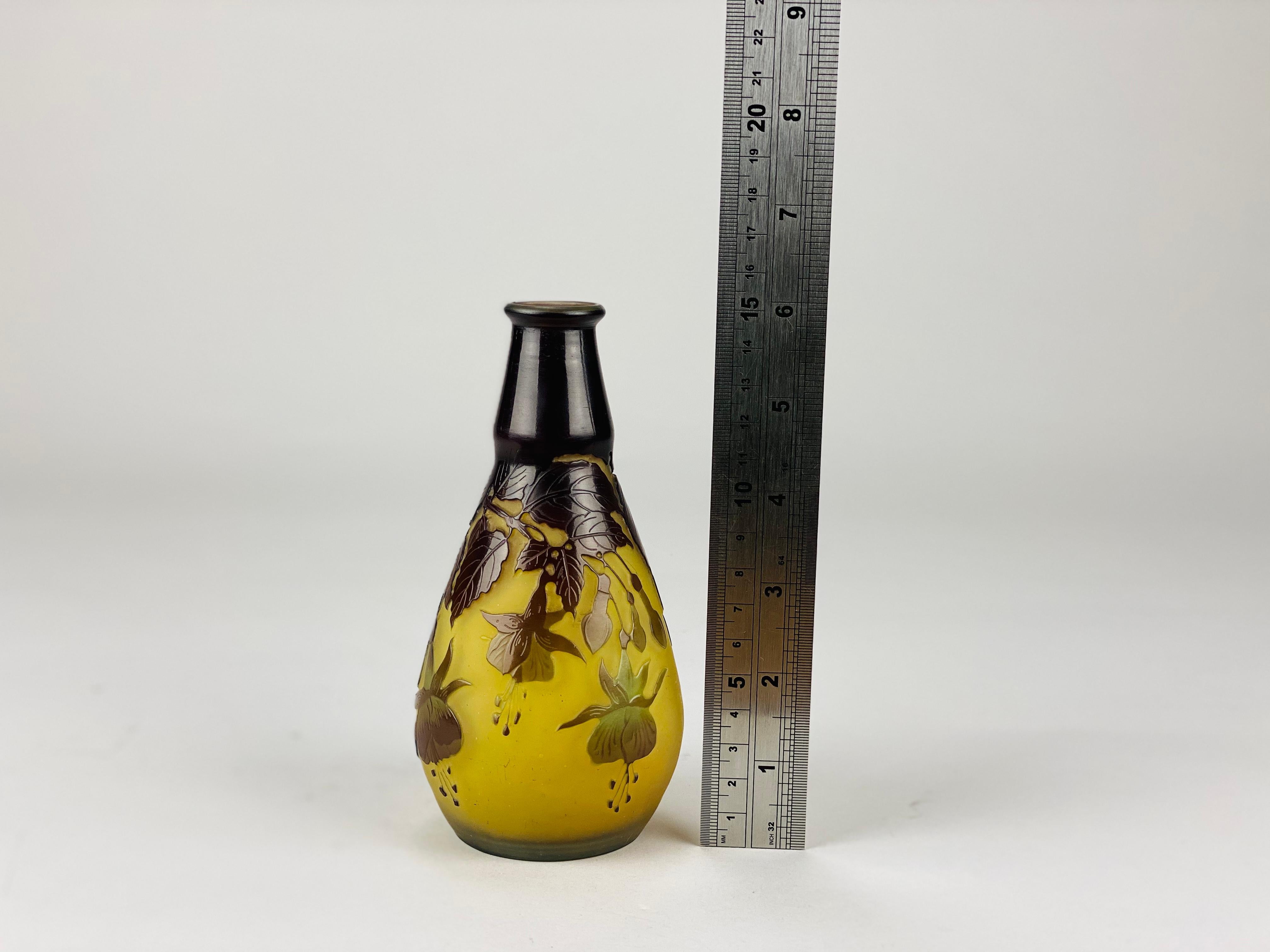  Vase Fuchsia Vase en verre Camée Art Nouveau par Emile Gallé en vente 3