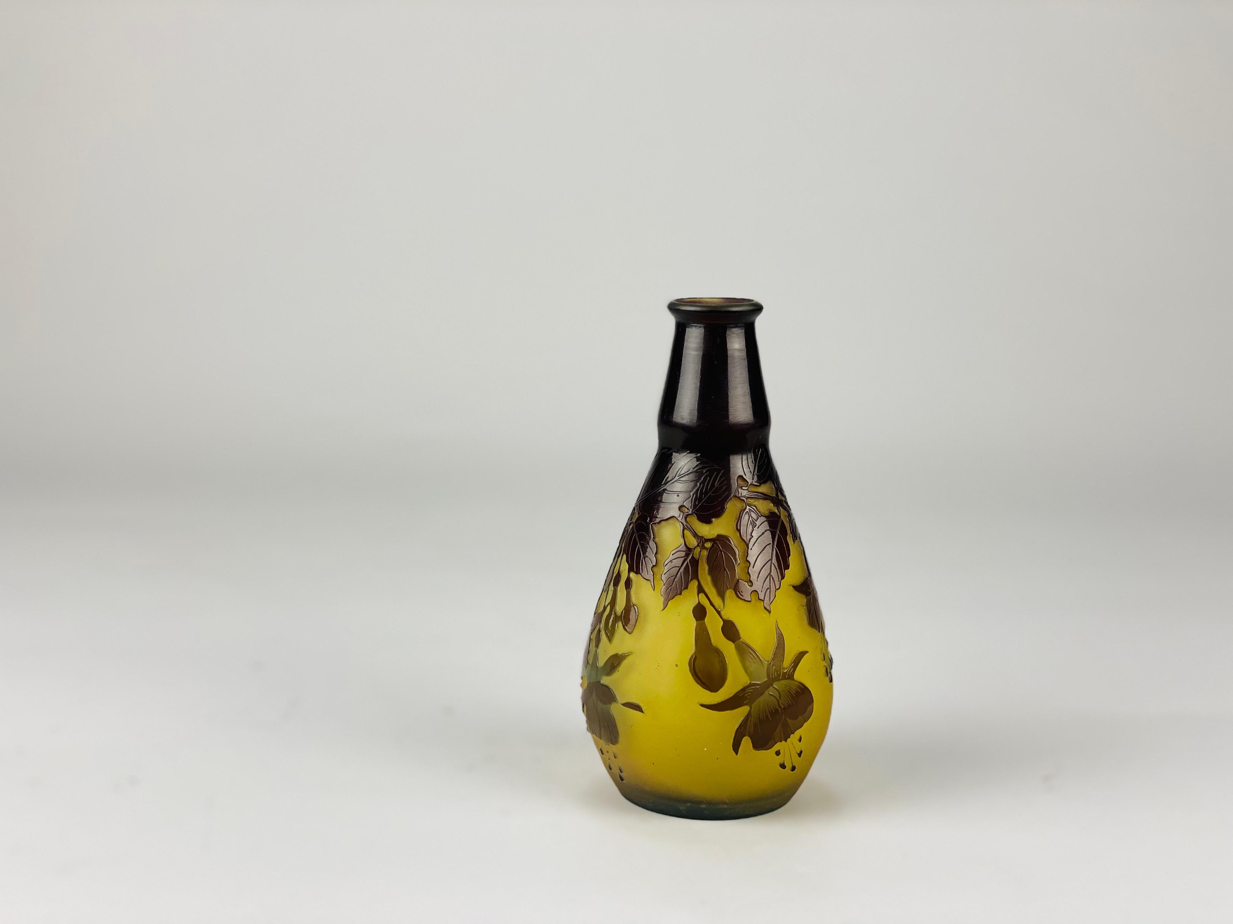 Un joli vase en verre camée de la fin du 19e siècle, taillé avec des fleurs de fuchsia mauves décoratives dans un paysage sur un champ jaune chaud, avec d'excellents détails et couleurs finis à la main, signé Galle en camée.
Informations