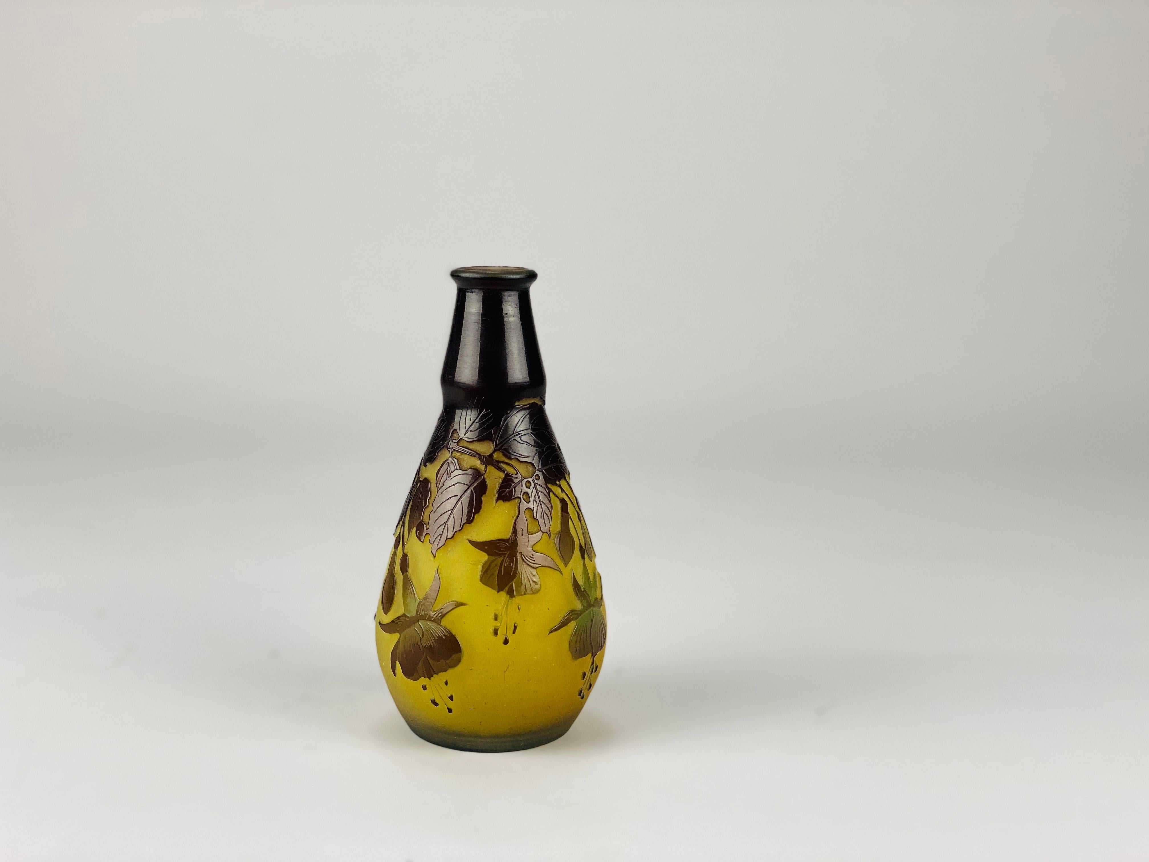 Fuchsia Vase Jugendstil Kamee Glasvase von Emile Gallé (Radiert) im Angebot