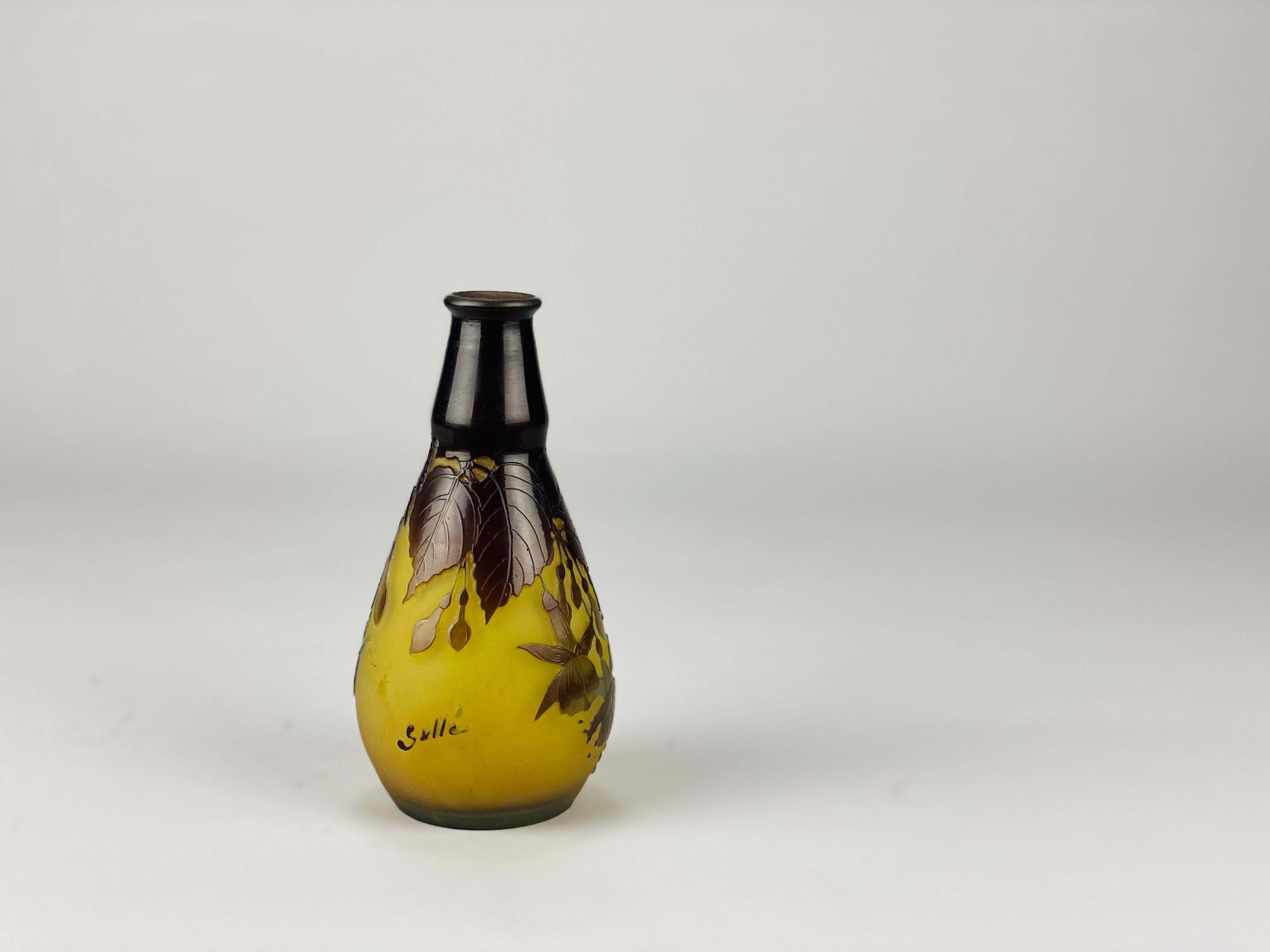 20ième siècle  Vase Fuchsia Vase en verre Camée Art Nouveau par Emile Gallé en vente