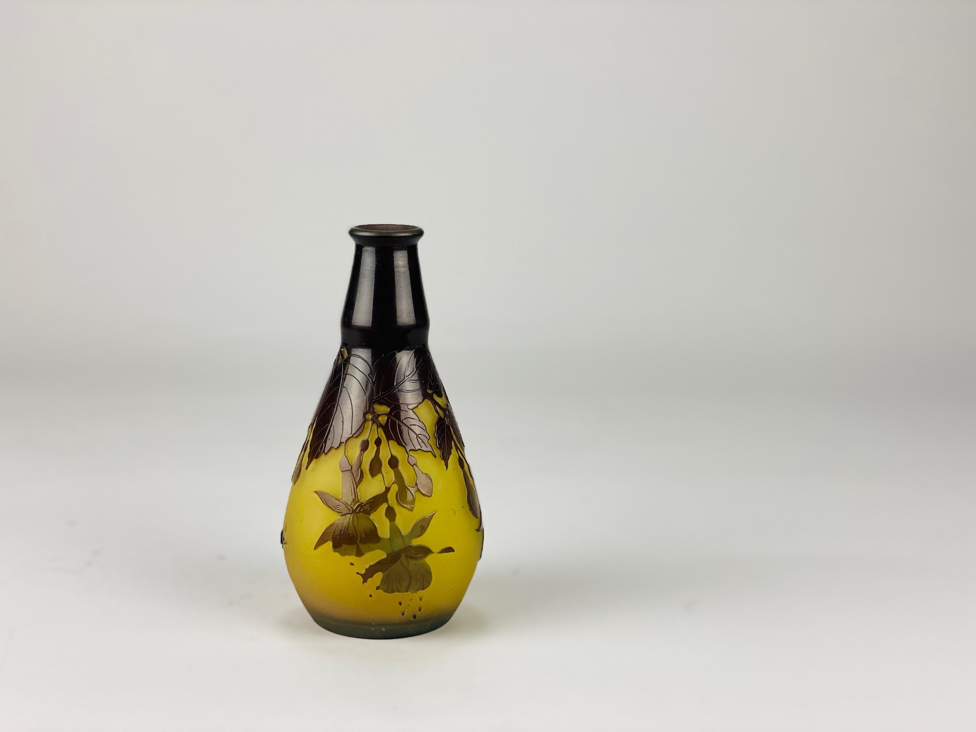 Verre  Vase Fuchsia Vase en verre Camée Art Nouveau par Emile Gallé en vente