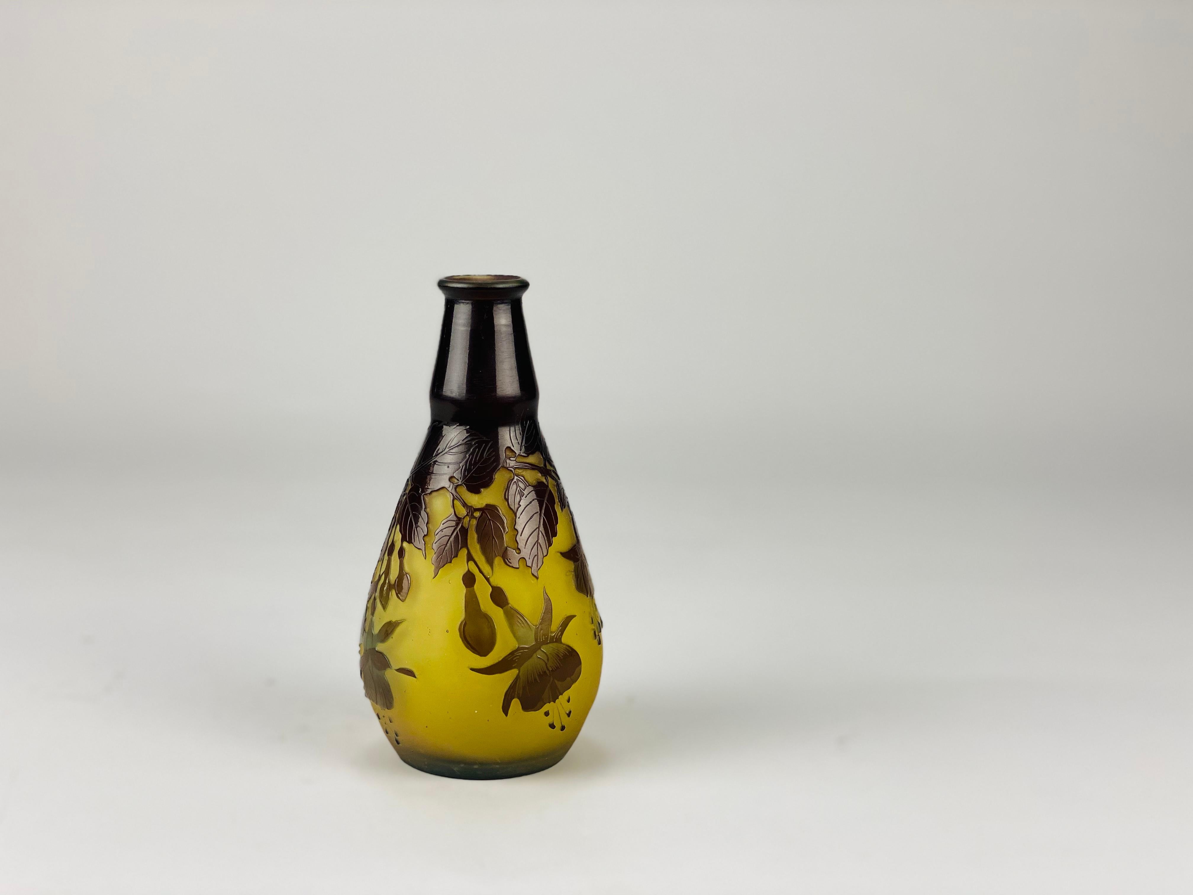  Vase Fuchsia Vase en verre Camée Art Nouveau par Emile Gallé en vente 1