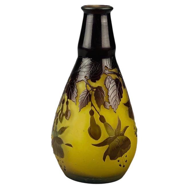  Vase Fuchsia Vase en verre Camée Art Nouveau par Emile Gallé en vente