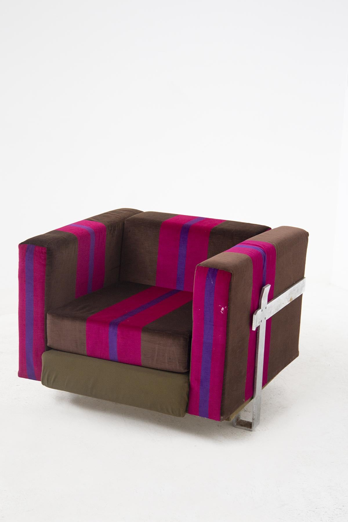 Splendid set of 2 fabric armchairs designed by Luigi Caccia Dominioni for the prestigious manufacture Azucena Italia.
The vintage armchairs are made of brown, fuchsia and purple striped fabric, which creates a very colorful geometric effect. The