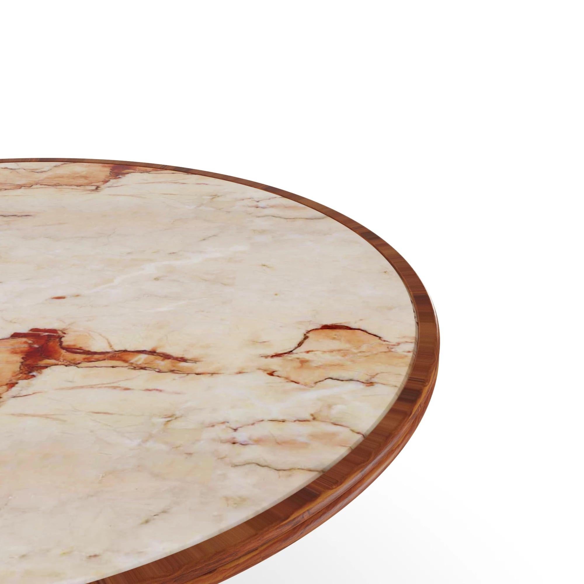 Il tavolo da pranzo rotondo Fuengirola, creato in collaborazione con Mediterrazza, cattura l'eleganza del design mediterraneo in un pezzo unico di arredamento di lusso per esterni. Realizzato a mano in pregiato legno di iroko, presenta una scultorea