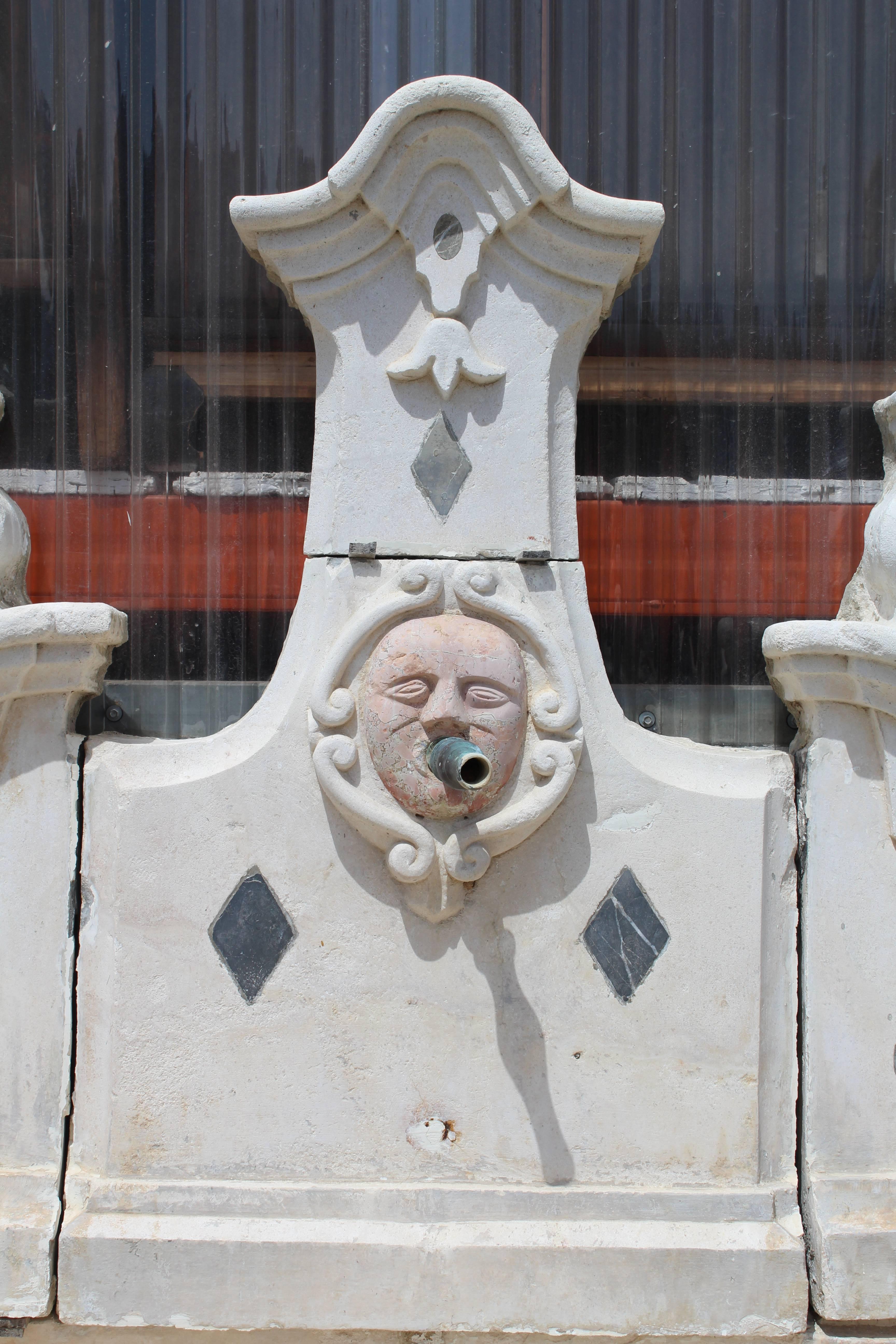 Italienischer Wandbrunnen aus Stein und Marmor aus dem 18. Jahrhundert im Zustand „Gut“ im Angebot in Marbella, ES