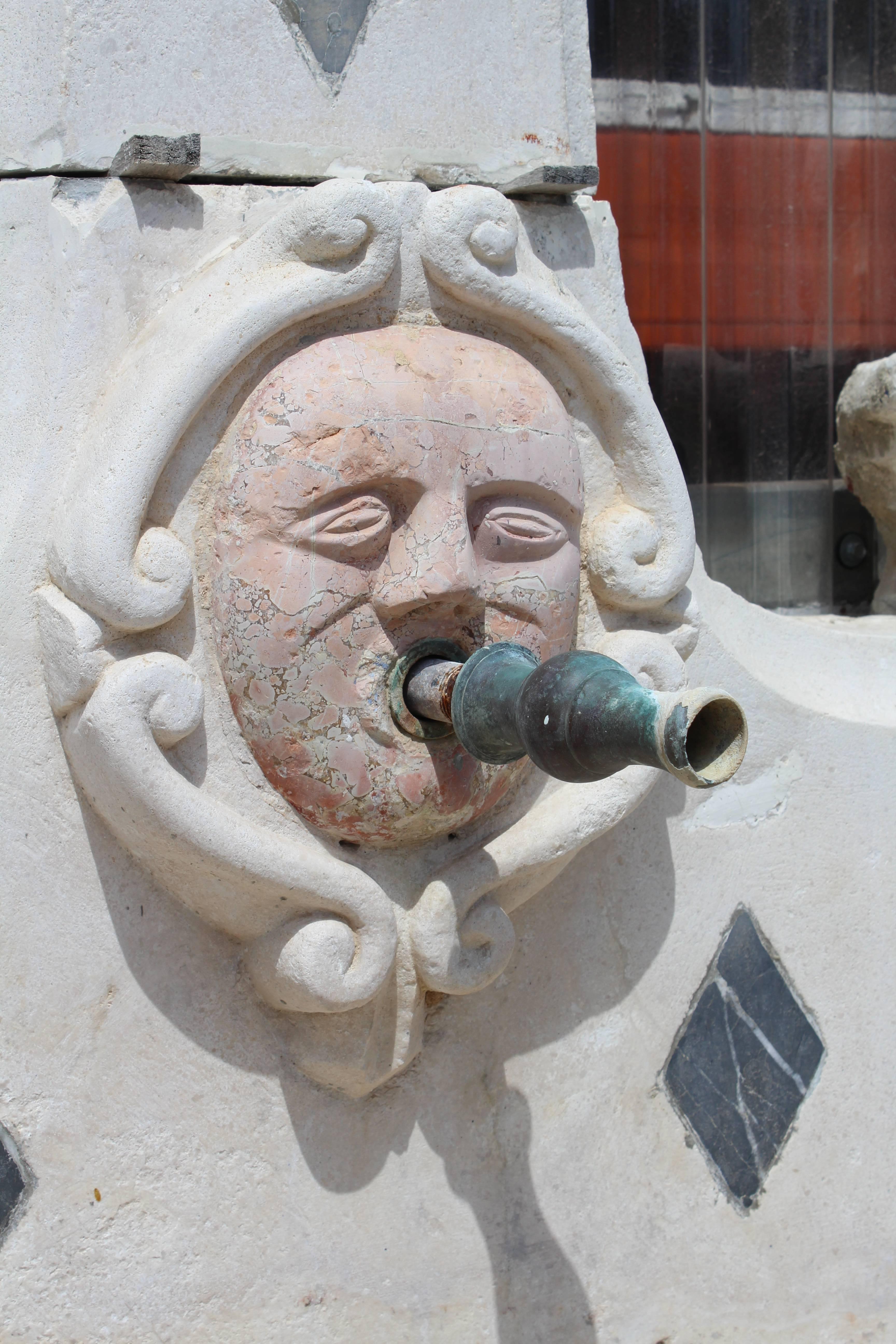 Italienischer Wandbrunnen aus Stein und Marmor aus dem 18. Jahrhundert im Angebot 4