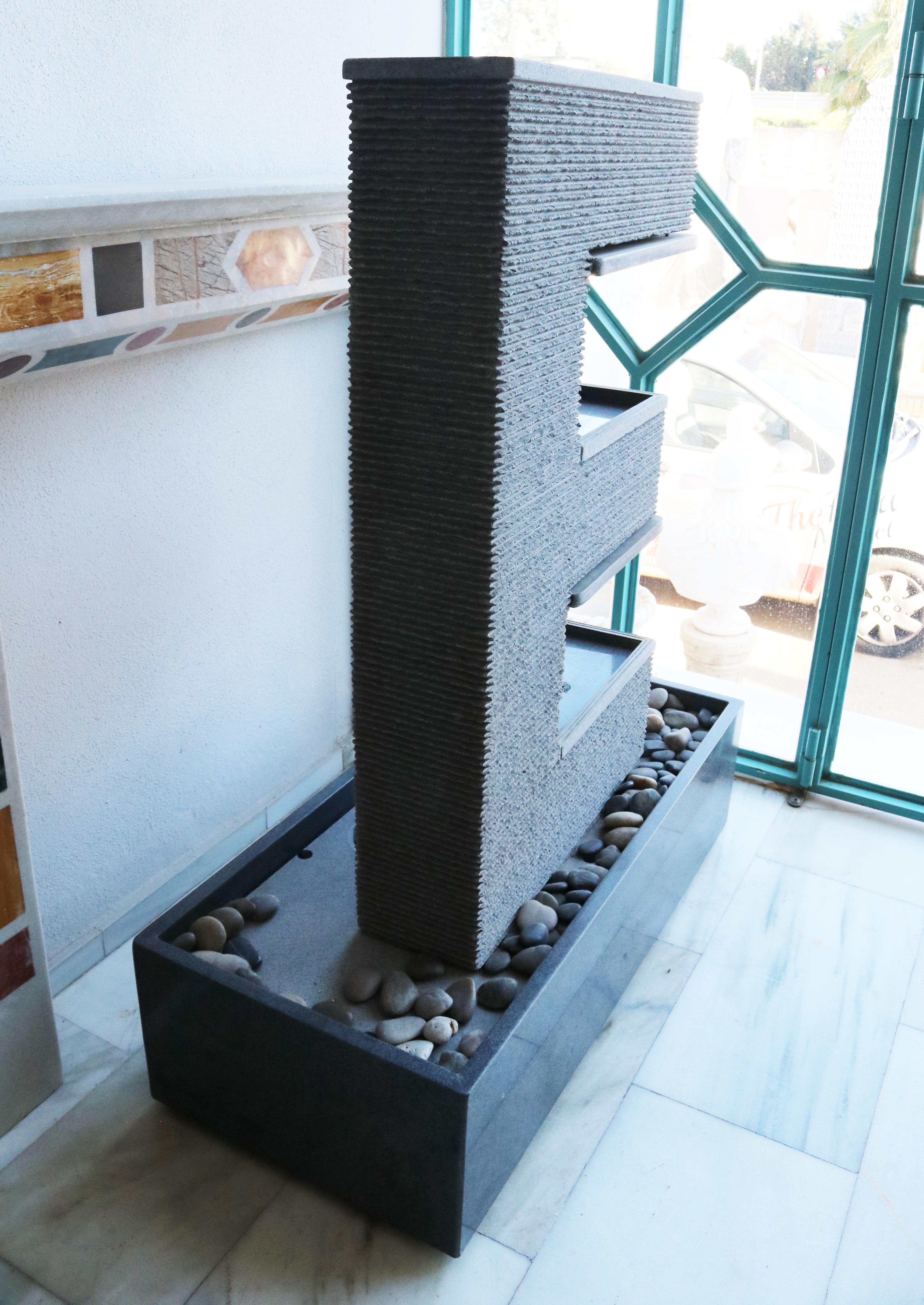Modern Black Granite Recirculating Capillarity Fountain w/ Rectangular Base In Good Condition In Marbella, ES