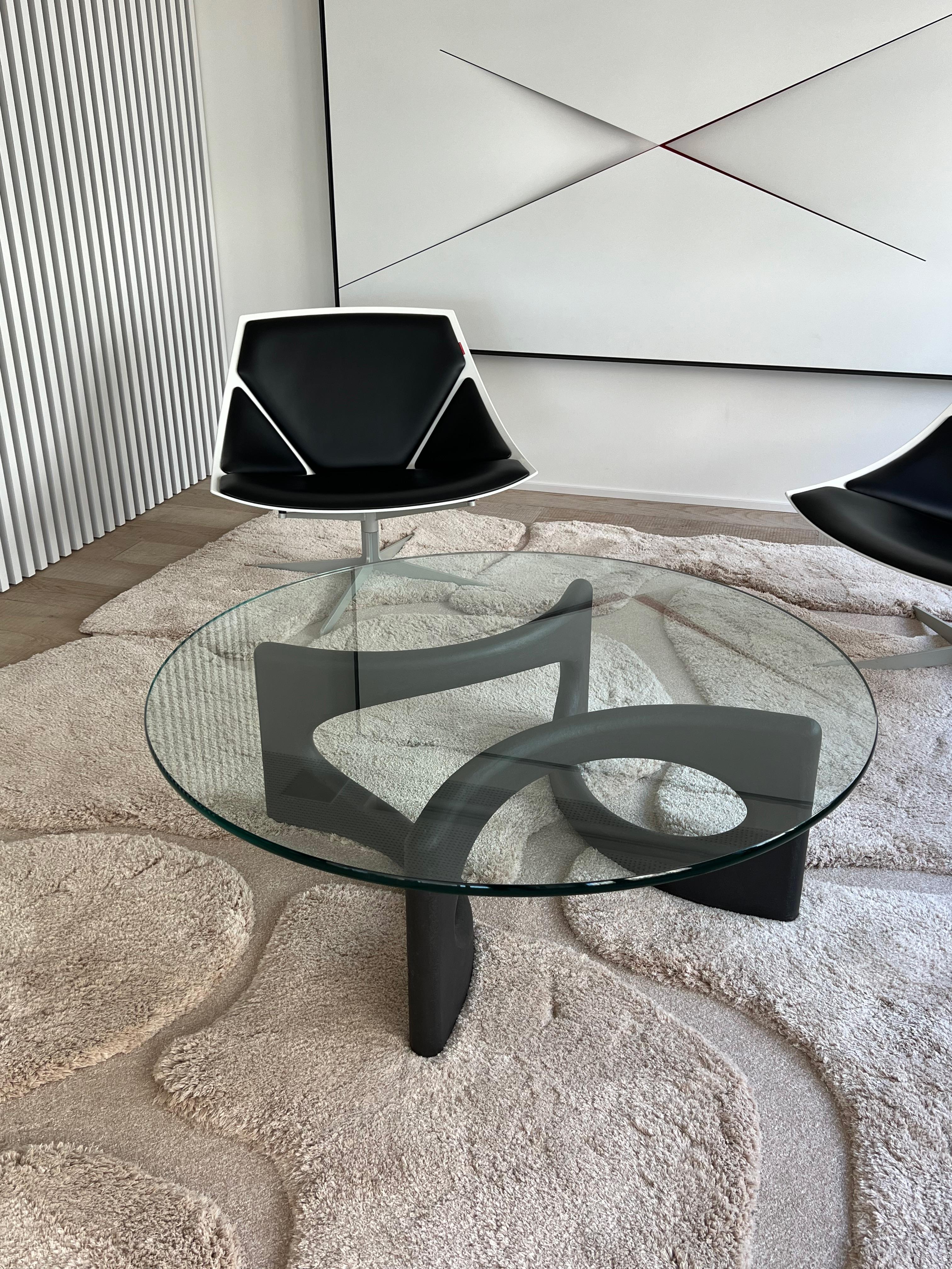 Table basse ronde Fuga en microciment et verre par Metamorphic Art Studio
Dimensions : D 120 x H 40 cm
MATERIAL : Microciment, verre

La table basse Fuga est une table basse sculpturale à l'élégance intemporelle. La base est fabriquée à la main en