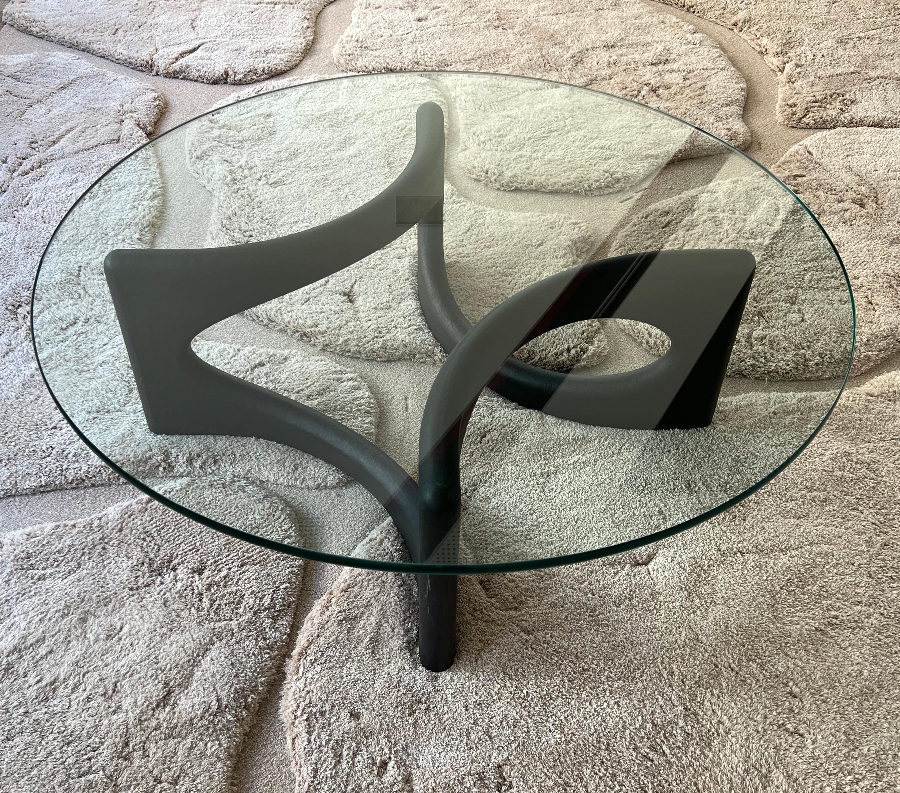Belge Table basse ronde Fuga en microciment et verre par Metamorphic Art Studio en vente
