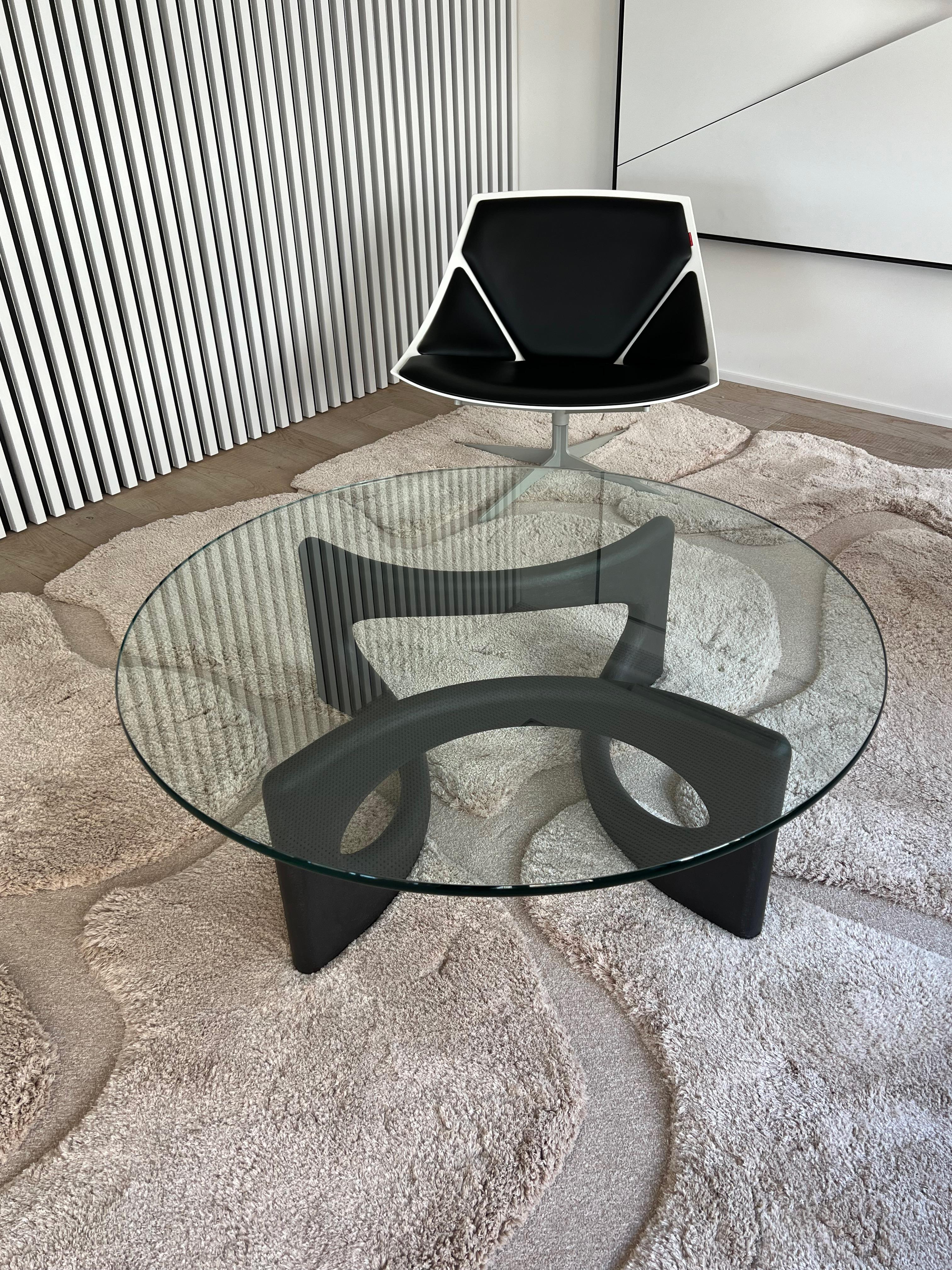 Table basse ronde Fuga en microciment et verre par Metamorphic Art Studio Neuf - En vente à Geneve, CH