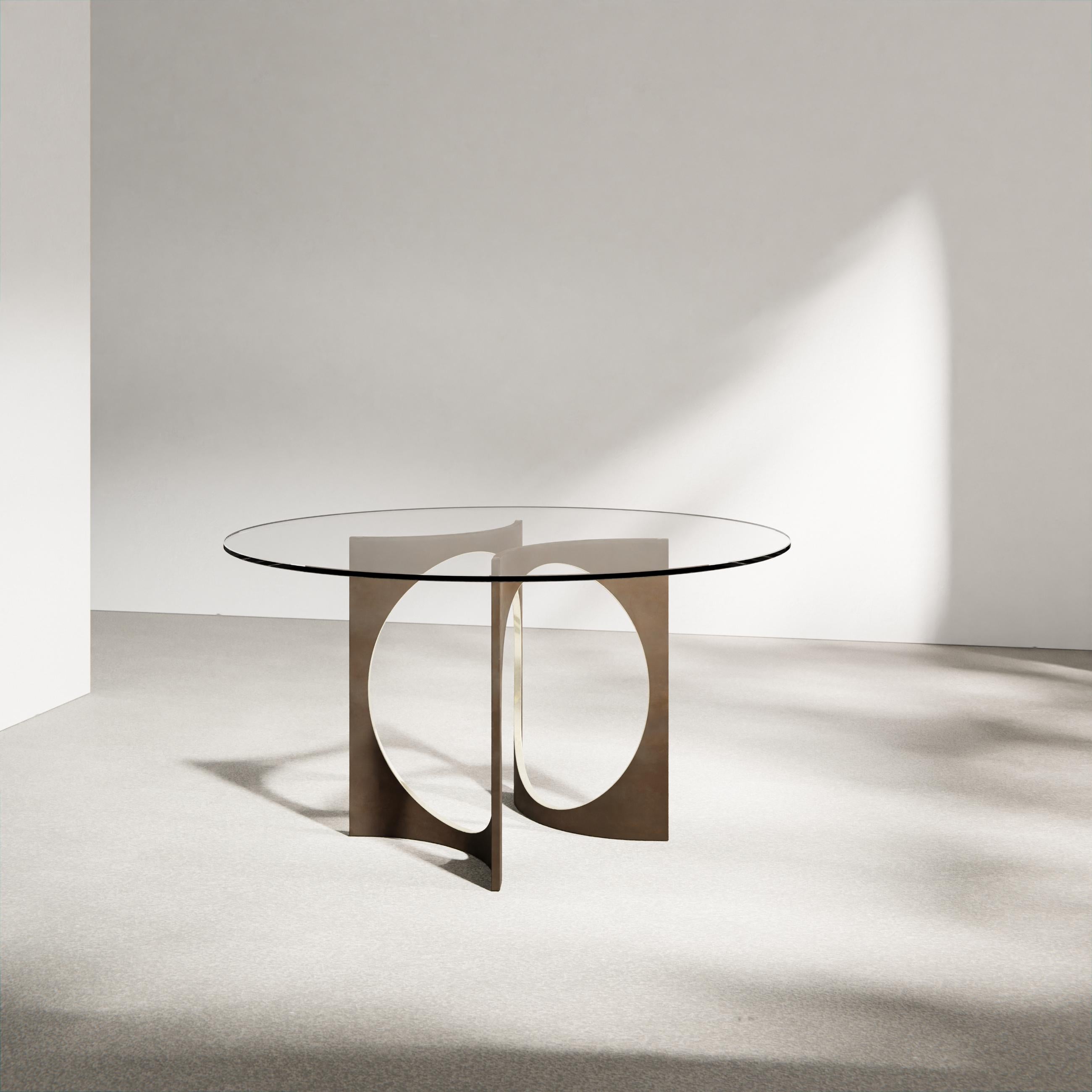 Mesa de comedor redonda Patina Fuga con tapa de cristal by Metamorphic Art Studio Posmoderno en venta