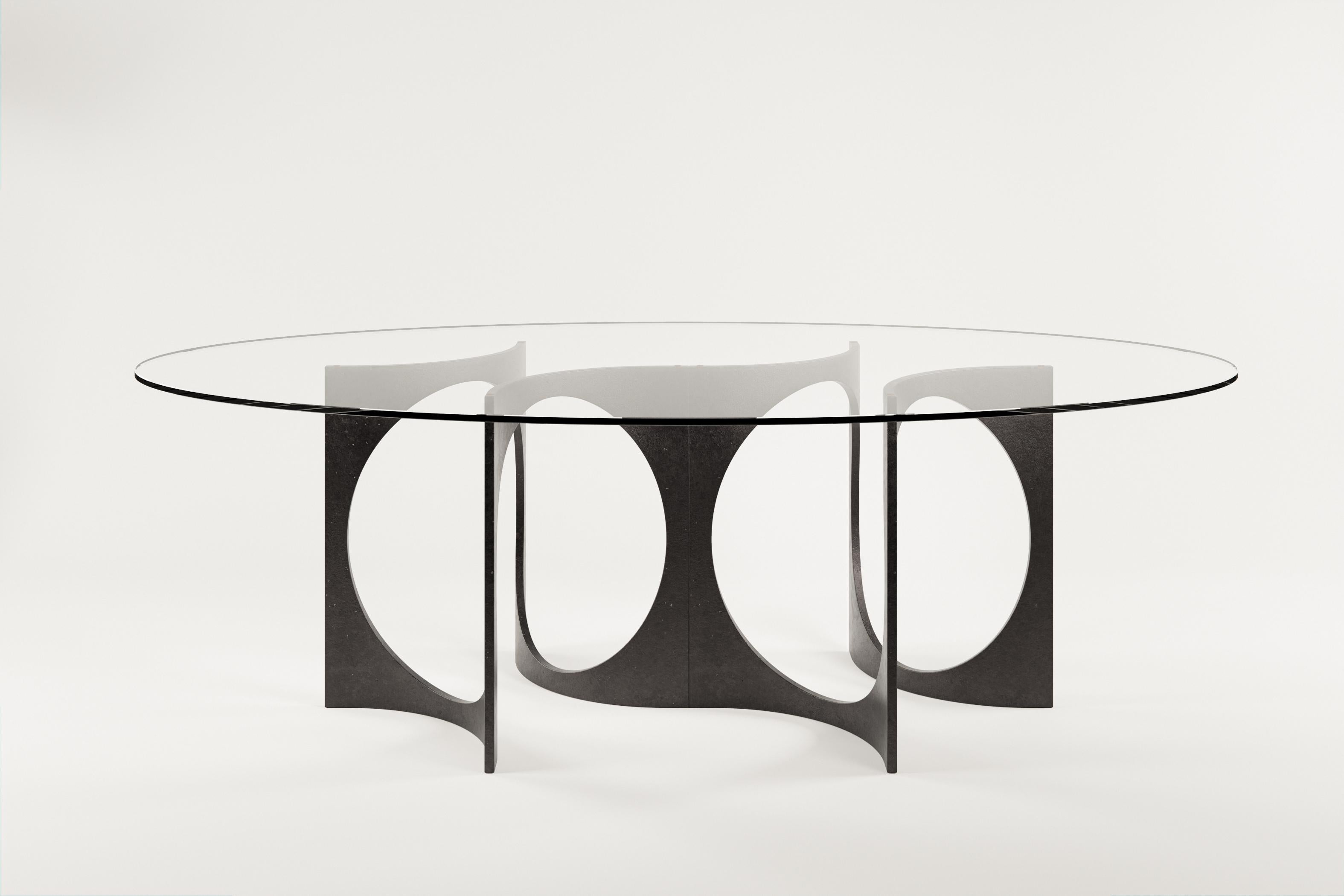 Table de salle à manger Ellipse Fuga Duo en fonte et verre par Metamorphic Art Studio
Dimensions : L 240 x D 140 x H 76 cm
MATERIAL : Verre Ellipse, Fonte

La table Fuga est une table sculpturale à l'élégance intemporelle. La base est fabriquée à la