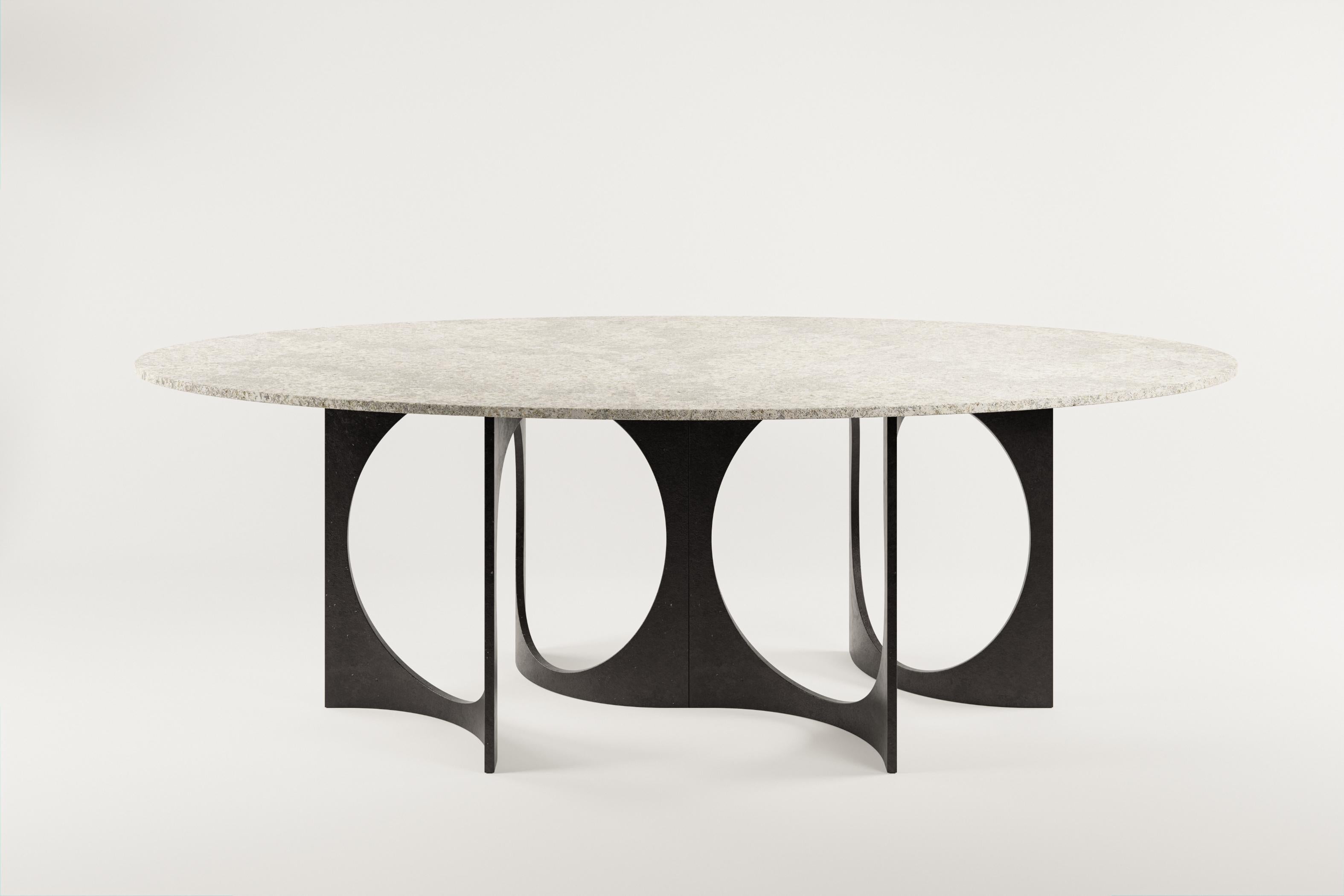 Table de salle à manger Ellipse Fuga Duo en fonte et pierre par Metamorphic Art Studio
Dimensions : L 240 x D 140 x H 77 cm
MATERIAL : Pierre Ellipse, Fonte

La table Fuga est une table sculpturale à l'élégance intemporelle. La base est fabriquée à