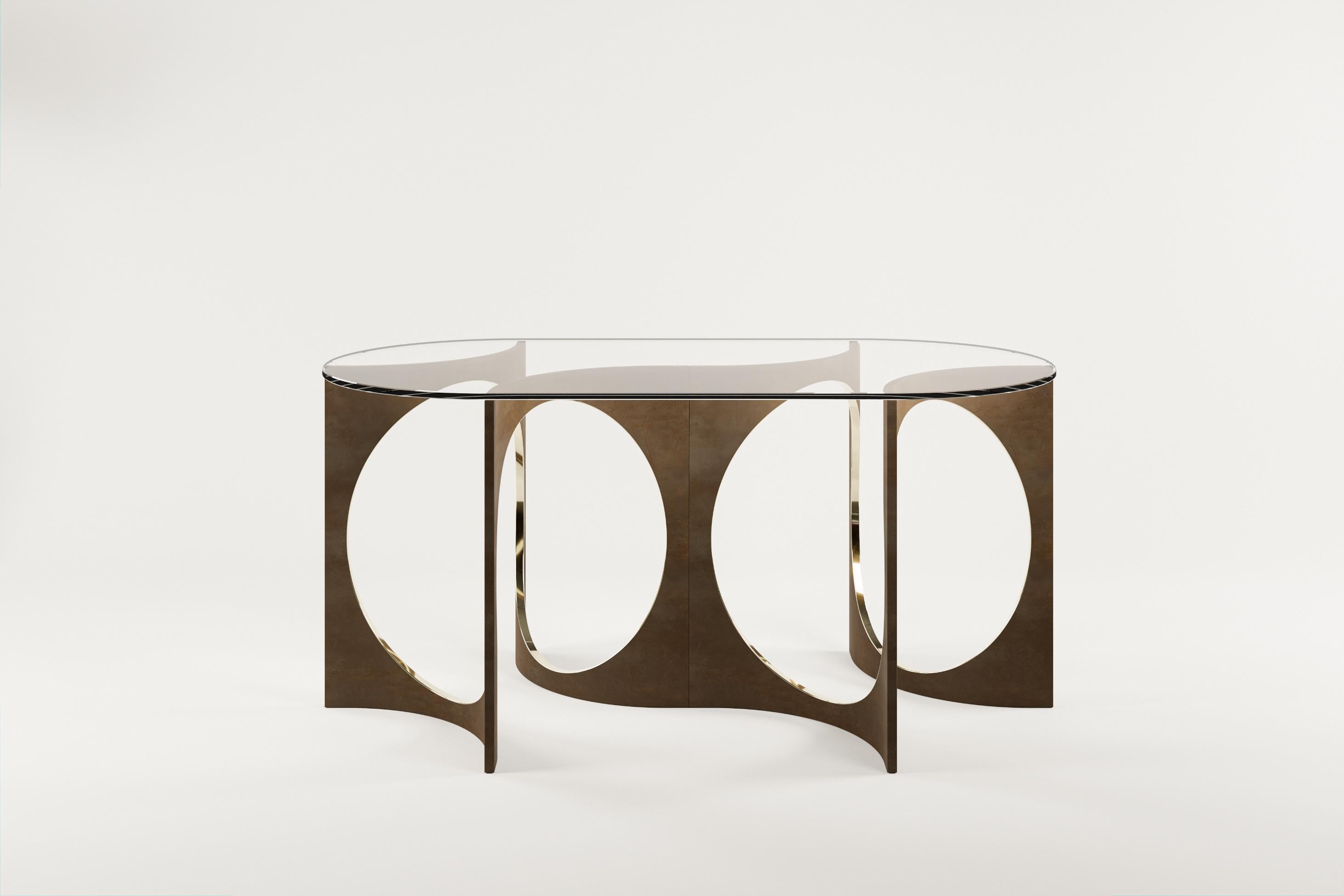Console Ellipse Patina Fuga avec dessus en verre par Metamorphic Art Studio
Dimensions : L 160 x D 80 x H 76 cm
MATERIAL : Bronze coulé patiné, verre

La table Fuga est une table sculpturale à l'élégance intemporelle. La base est fabriquée à la main