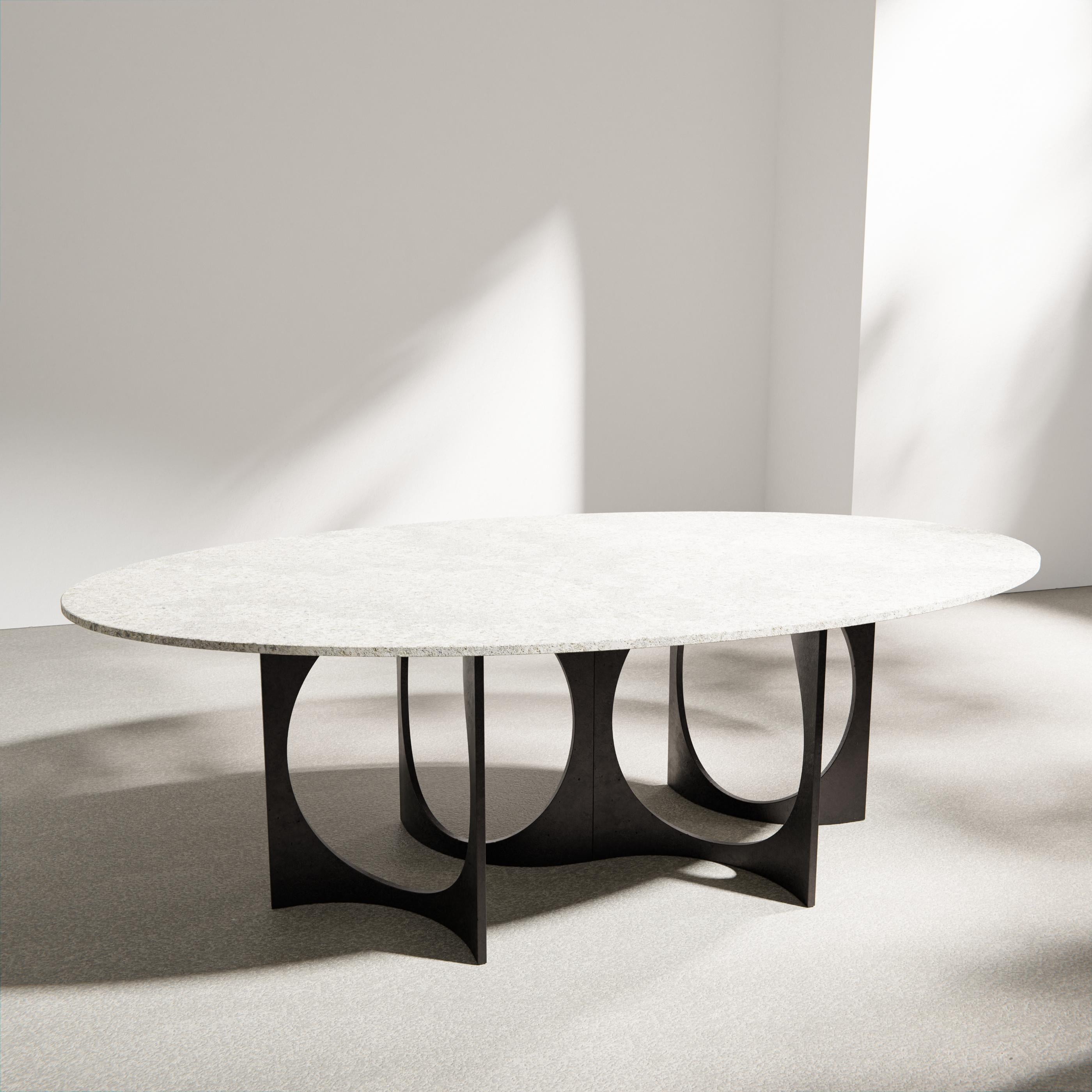 Postmoderne Table de salle à manger Ellipse Fuga Duo en fonte et pierre par Metamorphic Art Studio en vente
