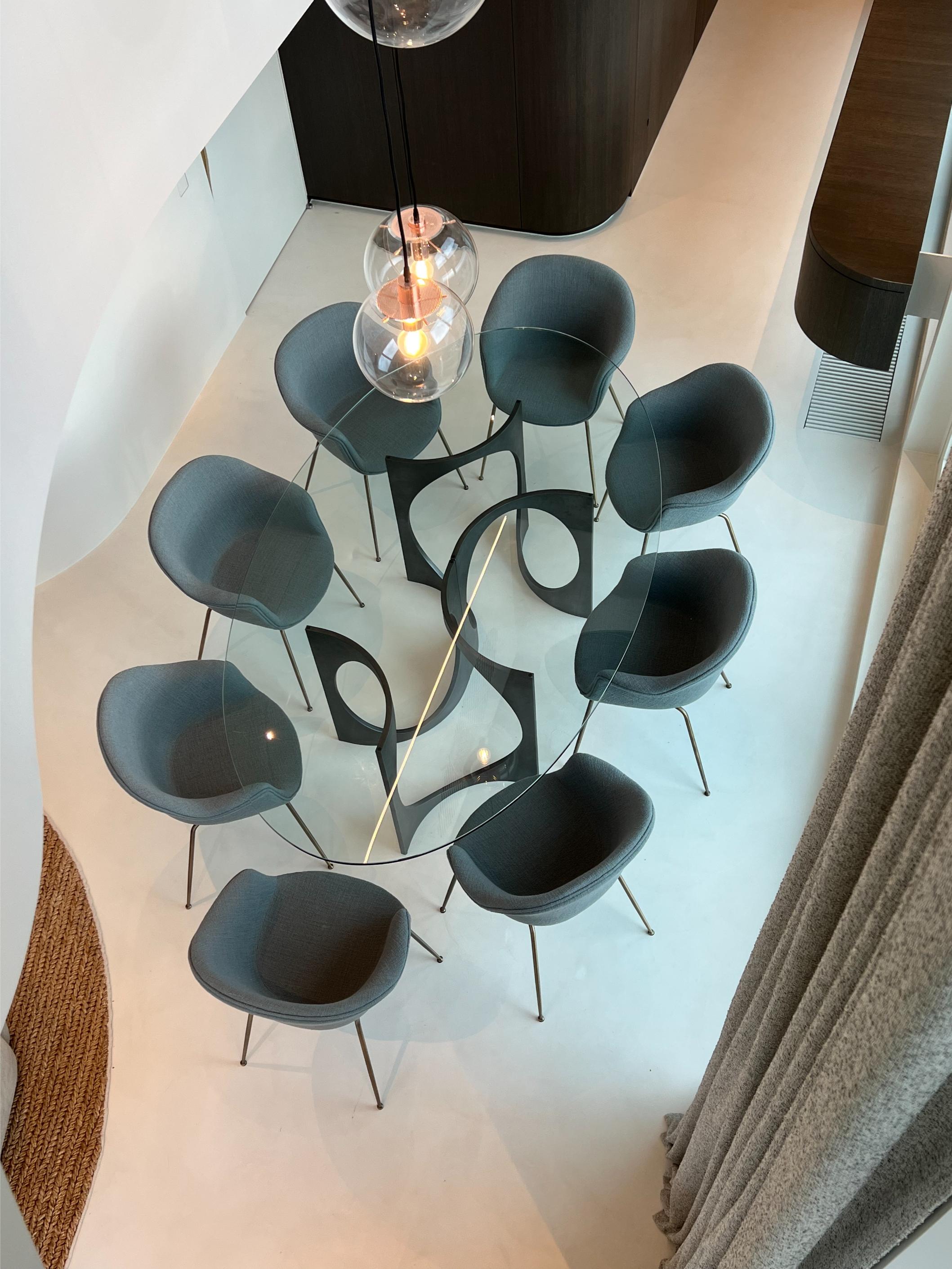 XXIe siècle et contemporain Table de salle à manger Ellipse Fuga Duo en fonte et verre par Metamorphic Art Studio en vente