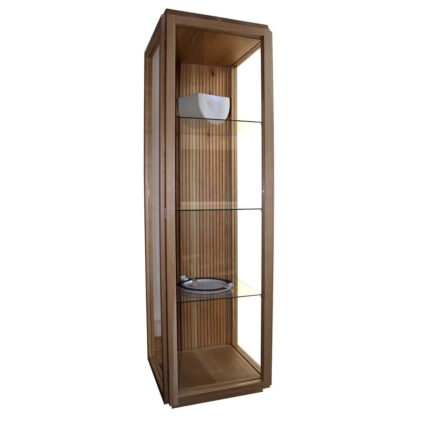 A cabinet that displays refined elegance in the truest form, this piece is entirely crafted of durmast with a natural finish. Its rectangular configuration features a glass door and side panels with three internal shelving in transparent glass