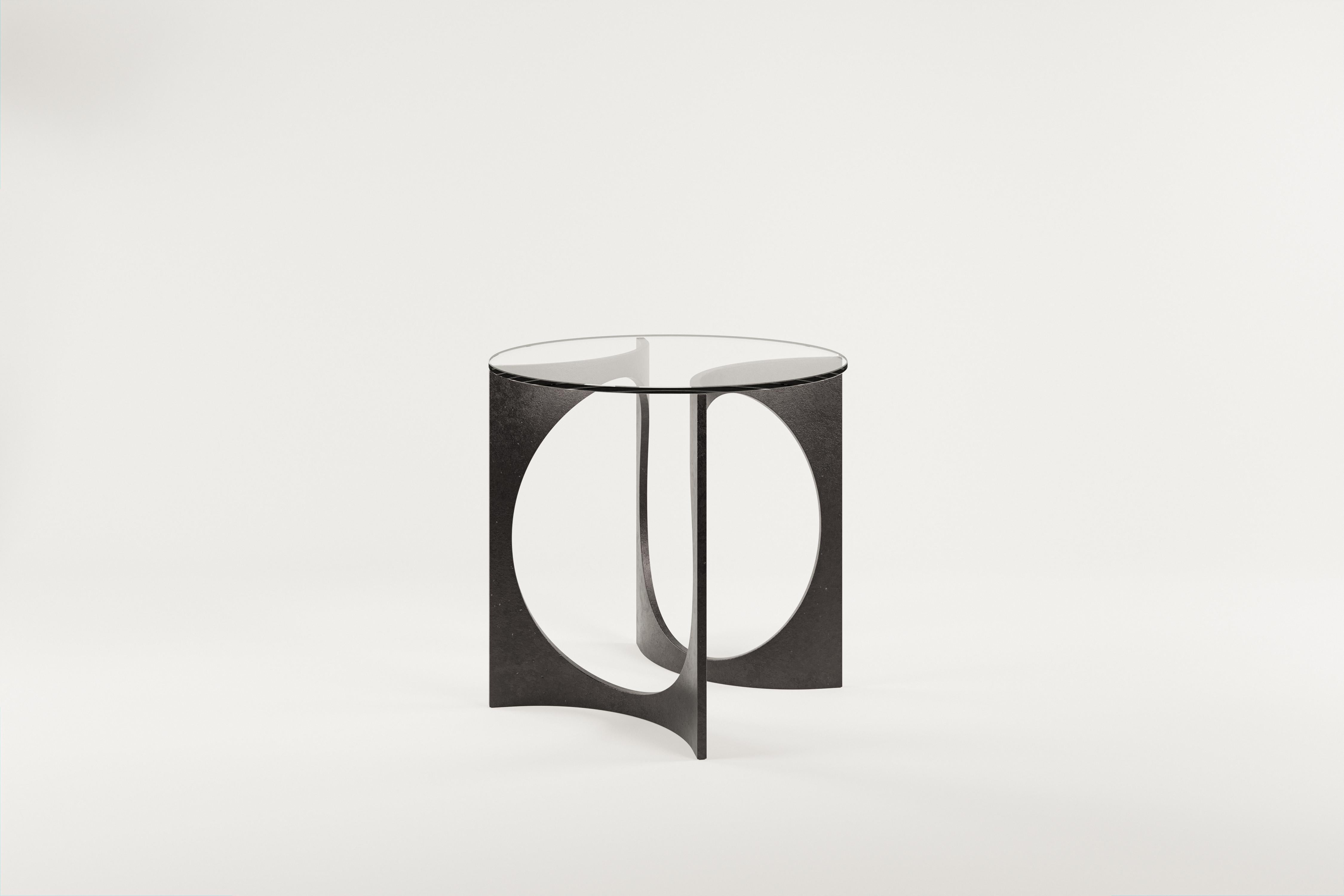 Table de déjeuner ronde Fuga en fonte et plateau en verre par Metamorphic Art Studio
Dimensions : ⌀ 80 x H 76 cm
MATERIAL : Fonte, verre

La table Fuga est une table sculpturale à l'élégance intemporelle. La base est fabriquée à la main en Belgique