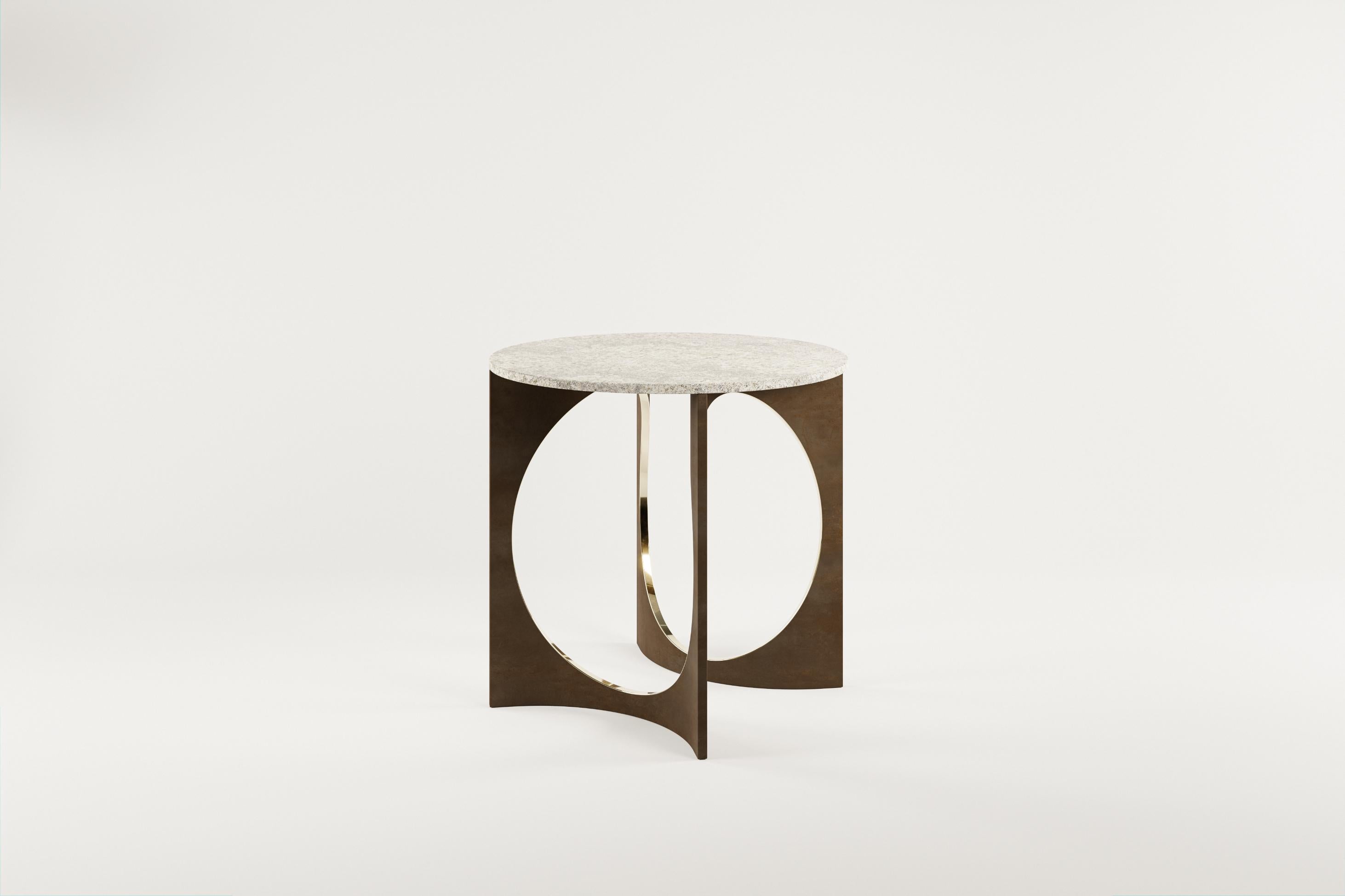 Table de déjeuner ronde en Patina Fuga avec plateau en Stone par Metamorphic Art Studio
Dimensions : ⌀ 80 x H 76 cm
MATERIAL : Bronze coulé avec patine, pierre

La table Fuga est une table sculpturale à l'élégance intemporelle. La base est fabriquée