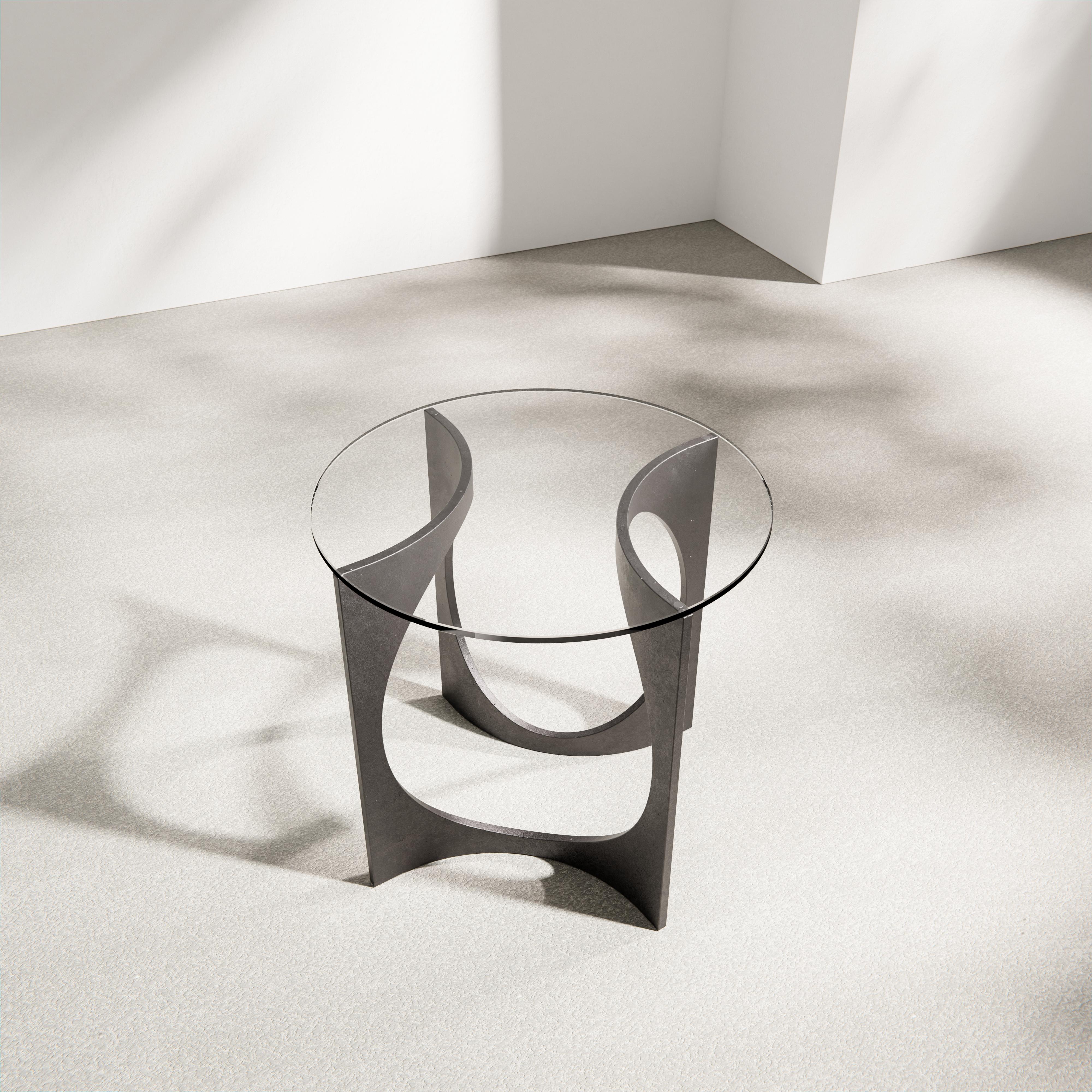 Postmoderne Table de déjeuner ronde Fuga en fonte et plateau en verre par Metamorphic Art Studio en vente