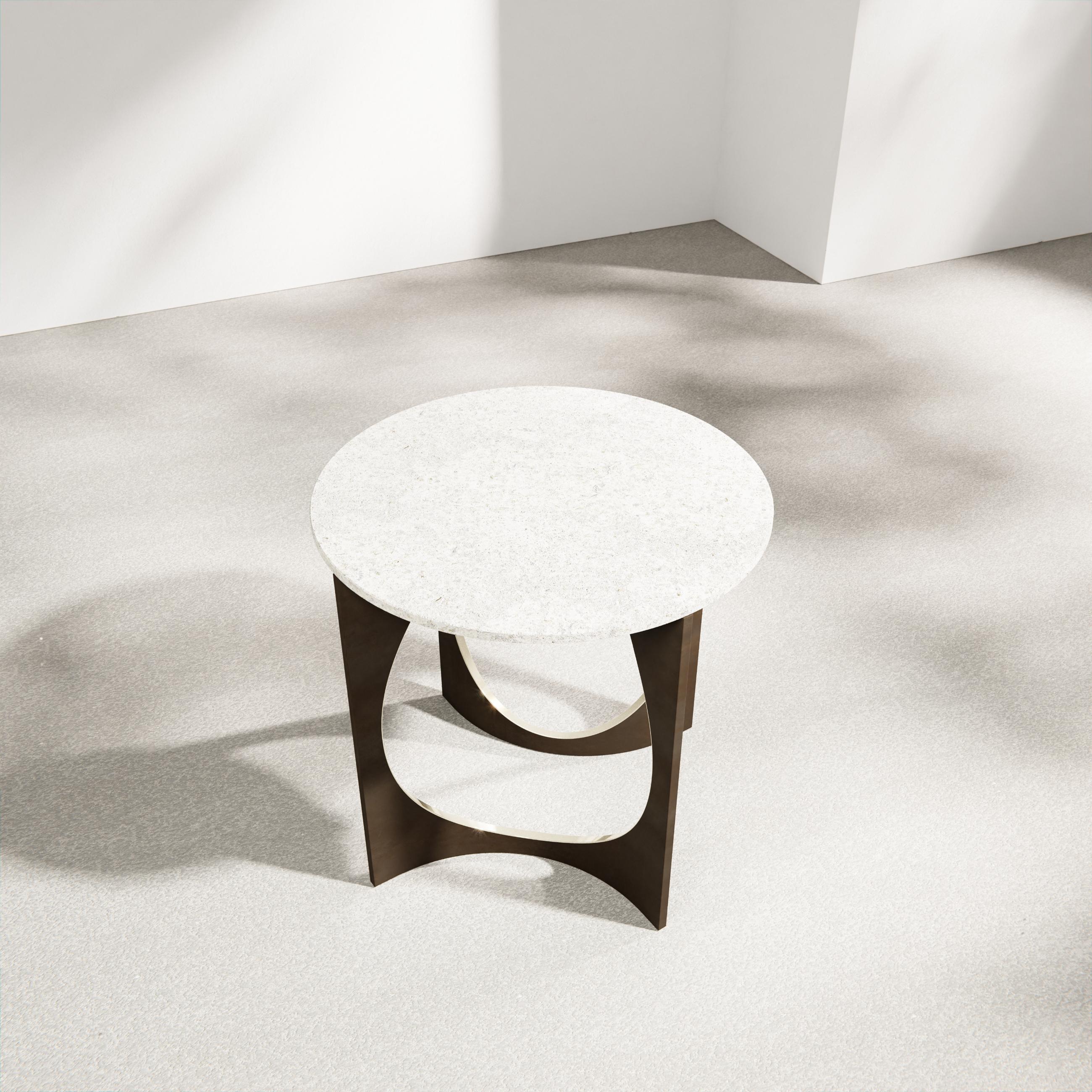 Postmoderne Table de déjeuner ronde en Patina Fuga avec plateau en Stone par Metamorphic Art Studio en vente