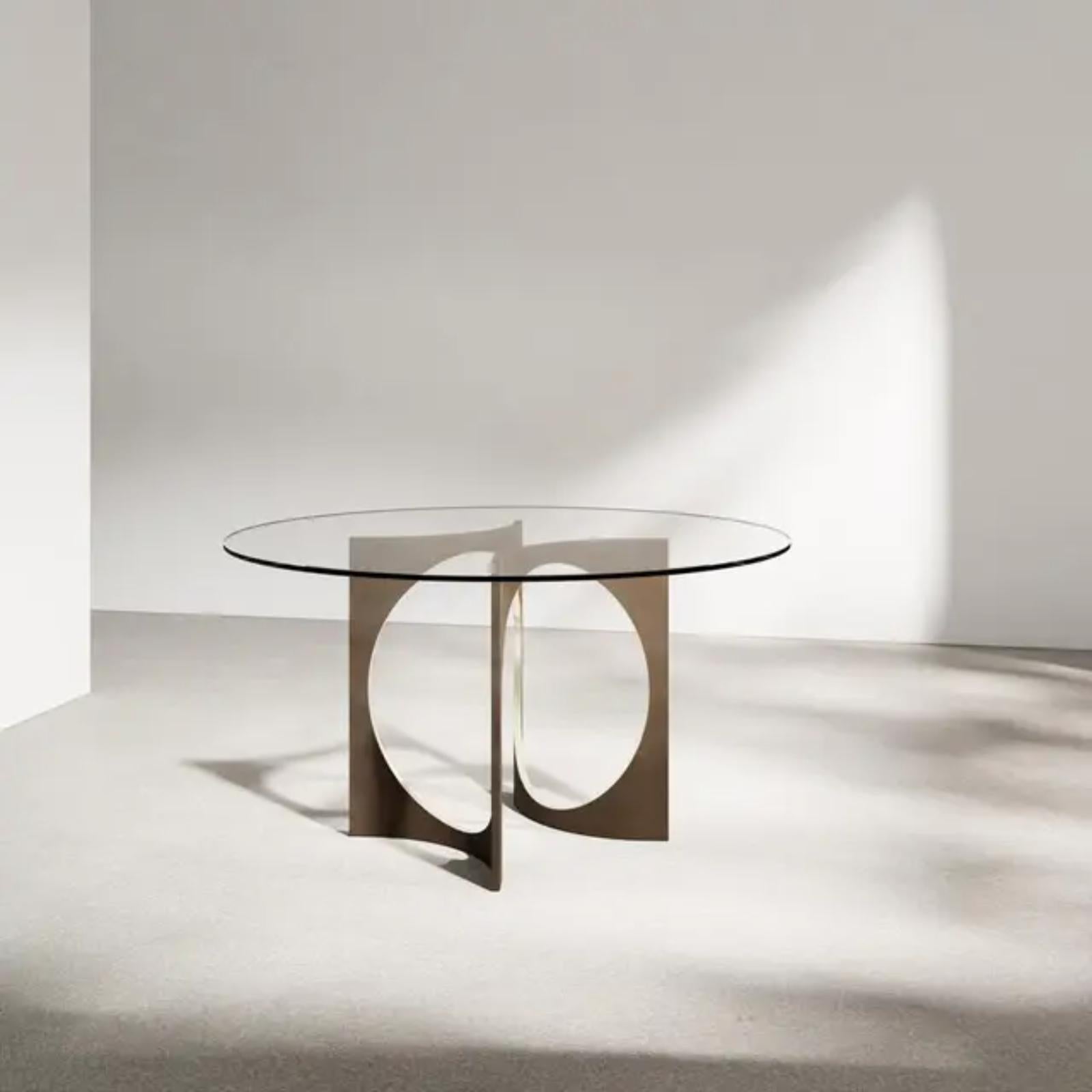 Belge Table de déjeuner ronde Fuga en fonte et plateau en verre par Metamorphic Art Studio en vente