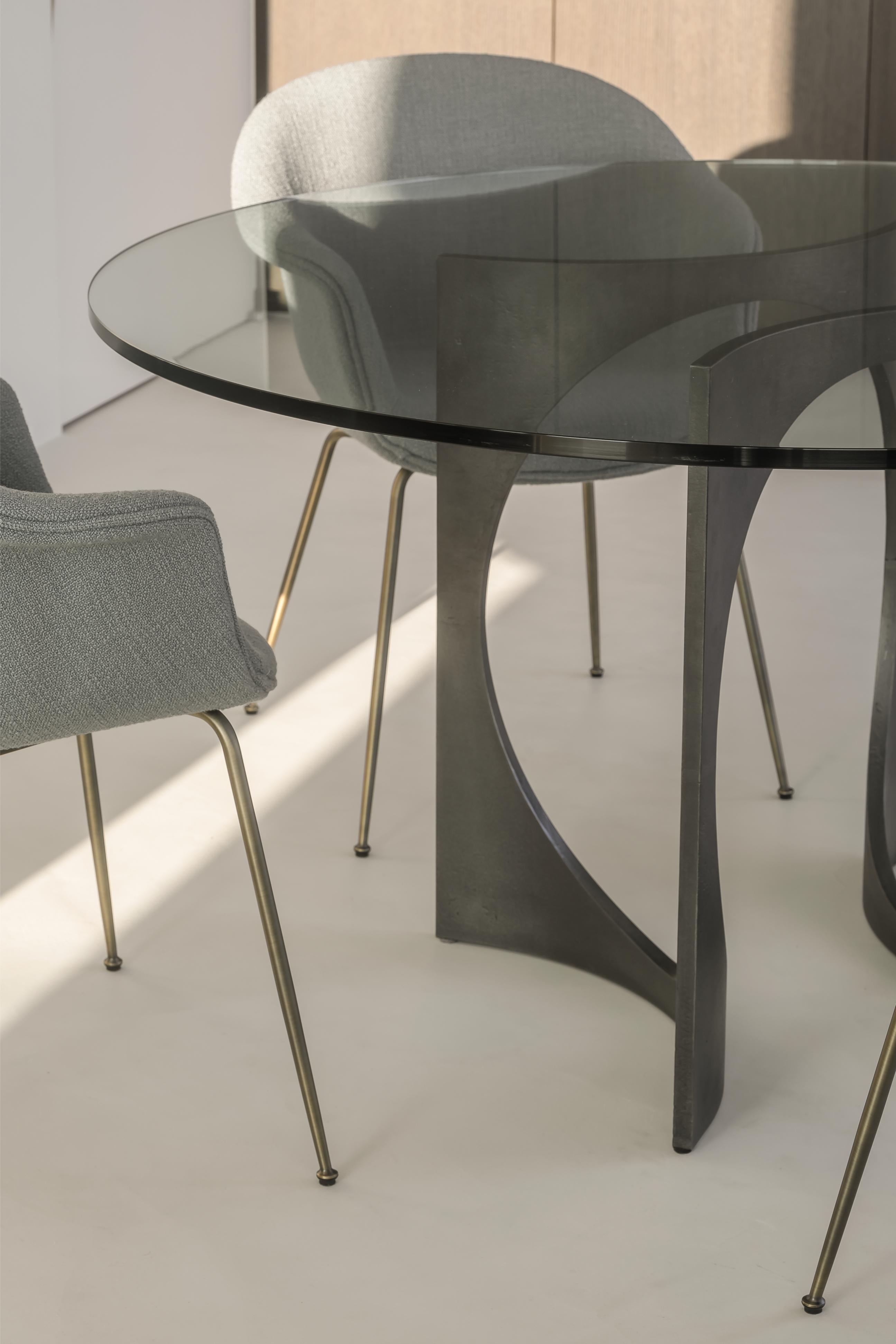 Belge Table de salle à manger Fuga en fonte et plateau en verre par Metamorphic Art Studio en vente