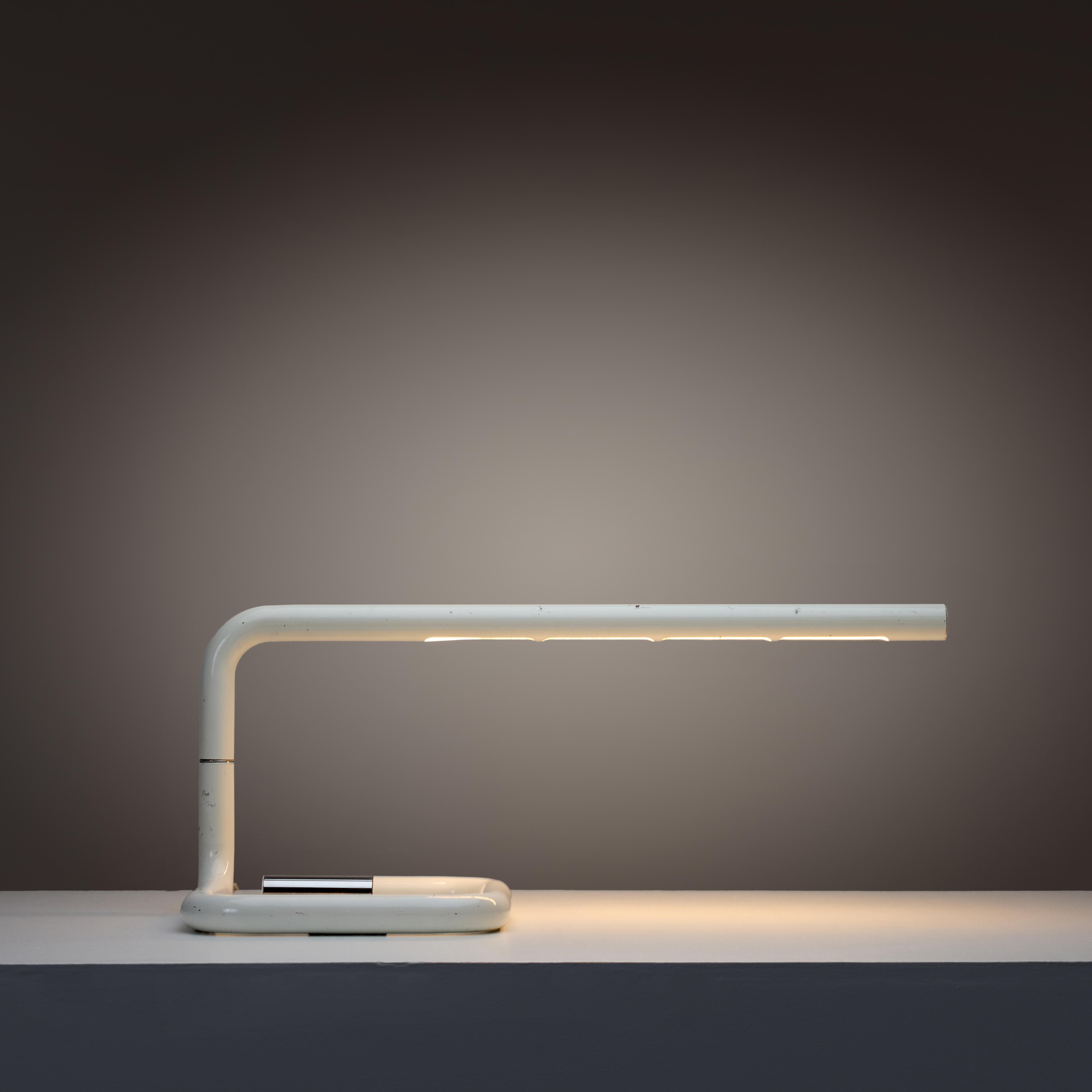 Lampes de table 'Fuga' par Lucio Roncalli pour Luci. 1971, Italie. Le tuyau tubulaire émaillé poli peut être positionné par une rotation complète de 360. Capuchon chromé et gravure LUCI en relief sur le plastique. Chaque lampe contient une bande de