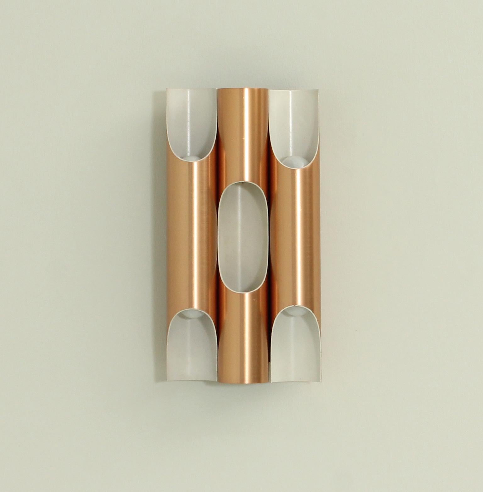 Aplique triple Fuga diseñado en la década de 1960 por Maija Liisa Komulainen para Raak, Países Bajos. Cobre pulido con interior lacado en blanco, seis bombillas.