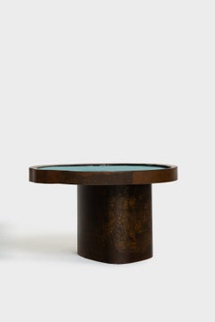 Table basse Fuili en résine bleue et acier corten par BAM Design