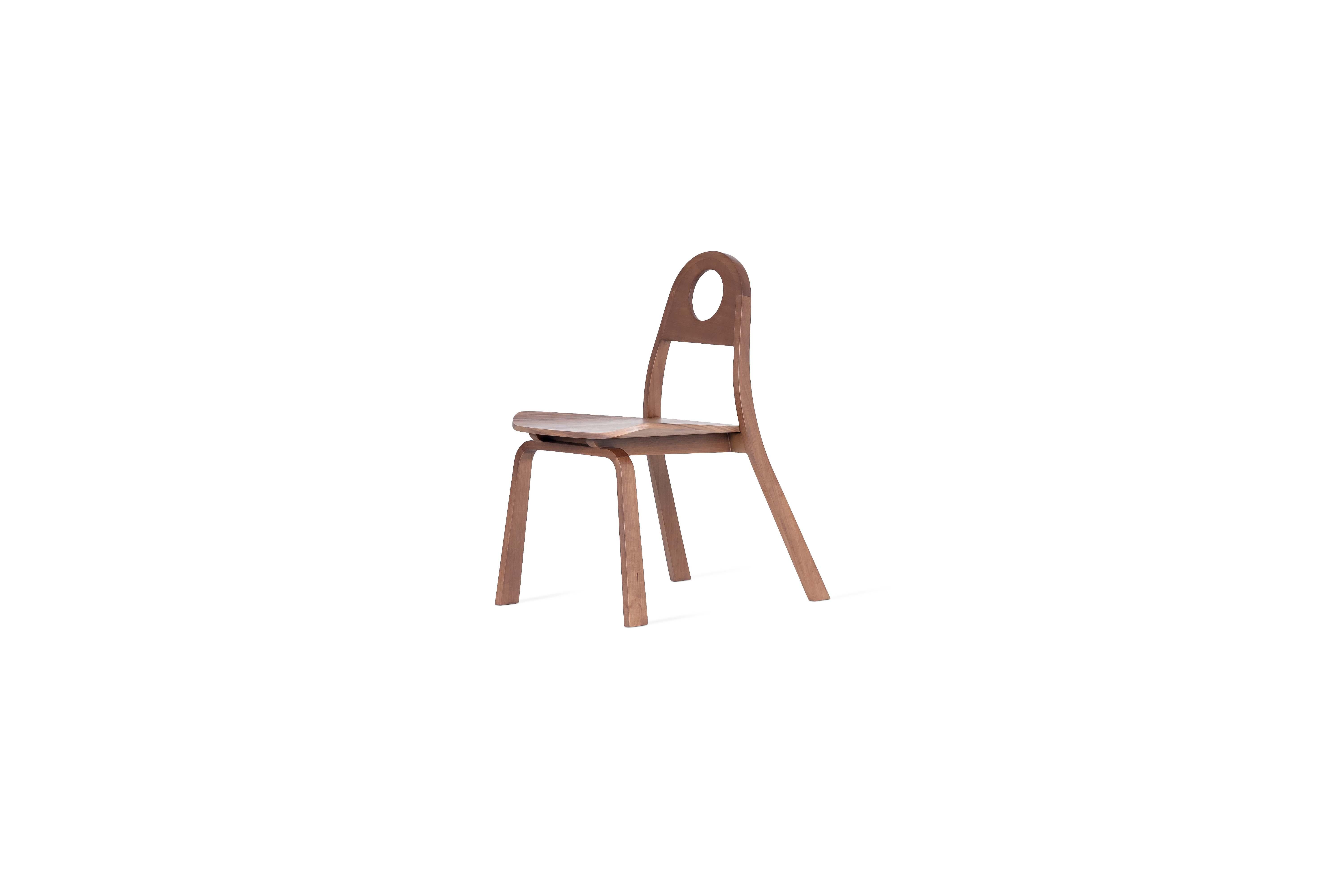 Fuji is a solid wood chair, with a sophisticated manufacturing and assembly system, capable of bending the wood to its maximum limit. Recently launched, its unique design has already won an award in Europe, and is currently manufactured in different
