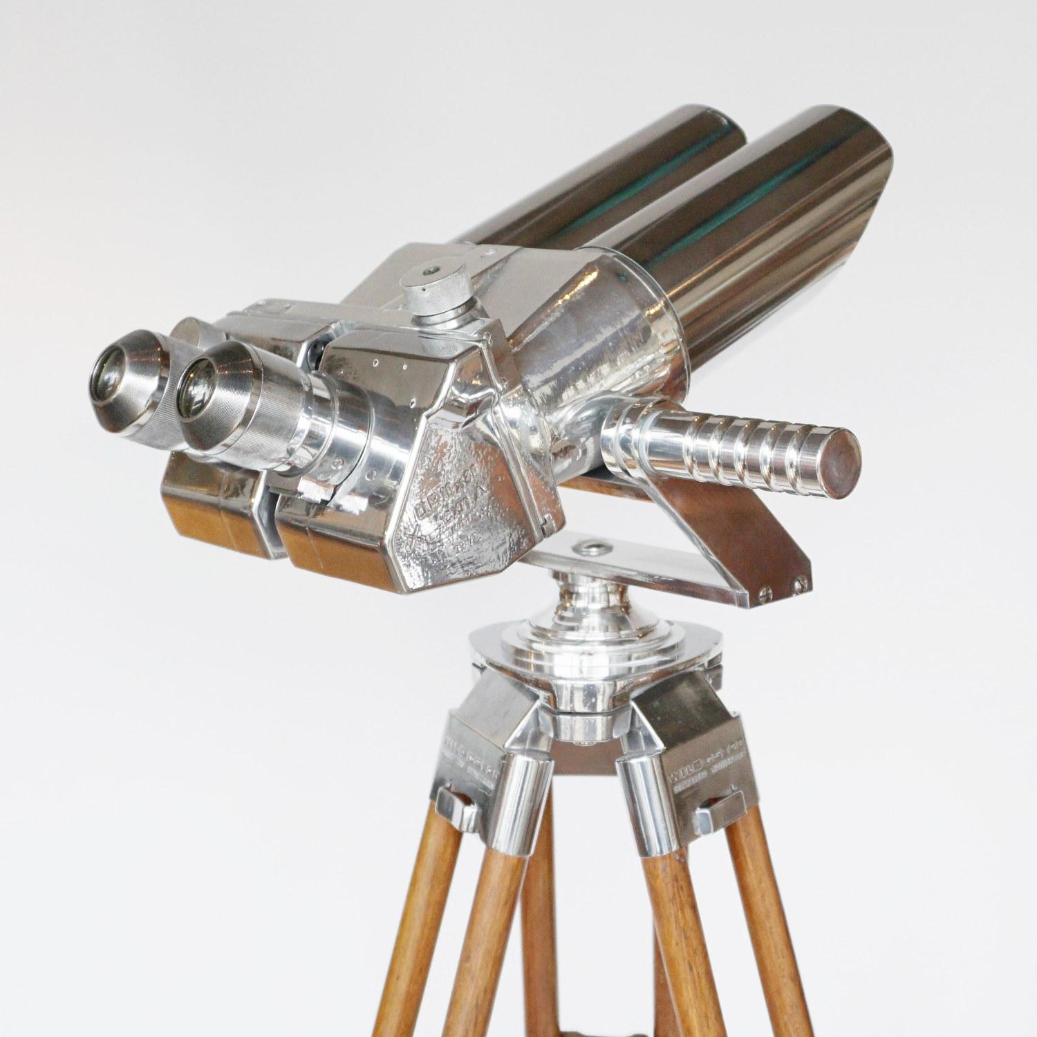 Fuji Meibo 15 x 80 marine binoculars on later extending wood and chromed metal stand with chromed conical feet. 15X magnification with 80m objective lens. 

Numbered 6526.

Stamped Fuji Meibo and numbered. 

Dimensions: H 50cm W 21cm Length