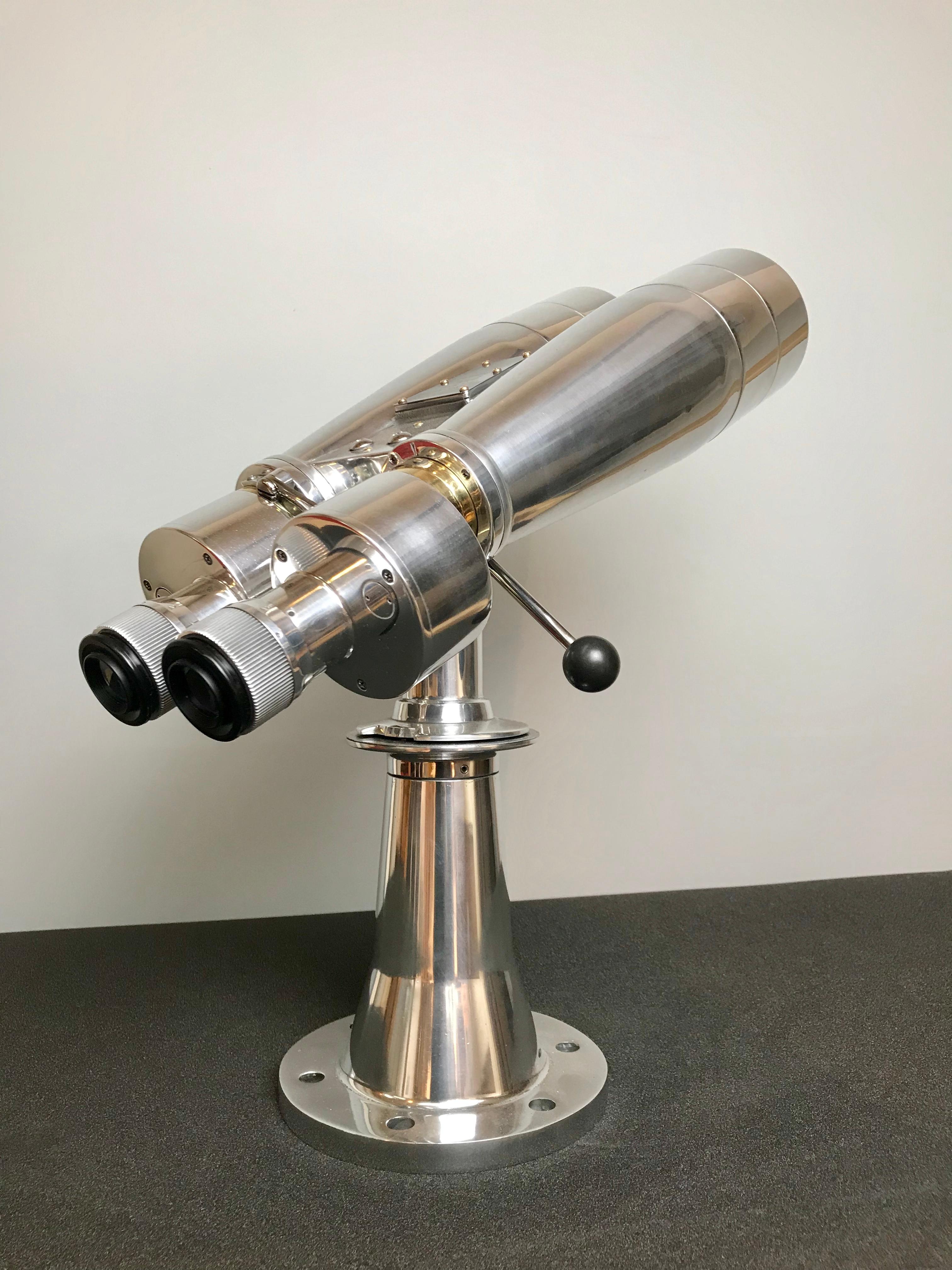 Dieses schöne Fuji Meibo Fernglas ist ebenso praktisch wie elegant und verfügt über eine weitreichende Vergrößerung. Sie sind auf einem originellen Sockel montiert, der auf dem Deck einer Yacht oder einem polierten Metallstativ befestigt werden