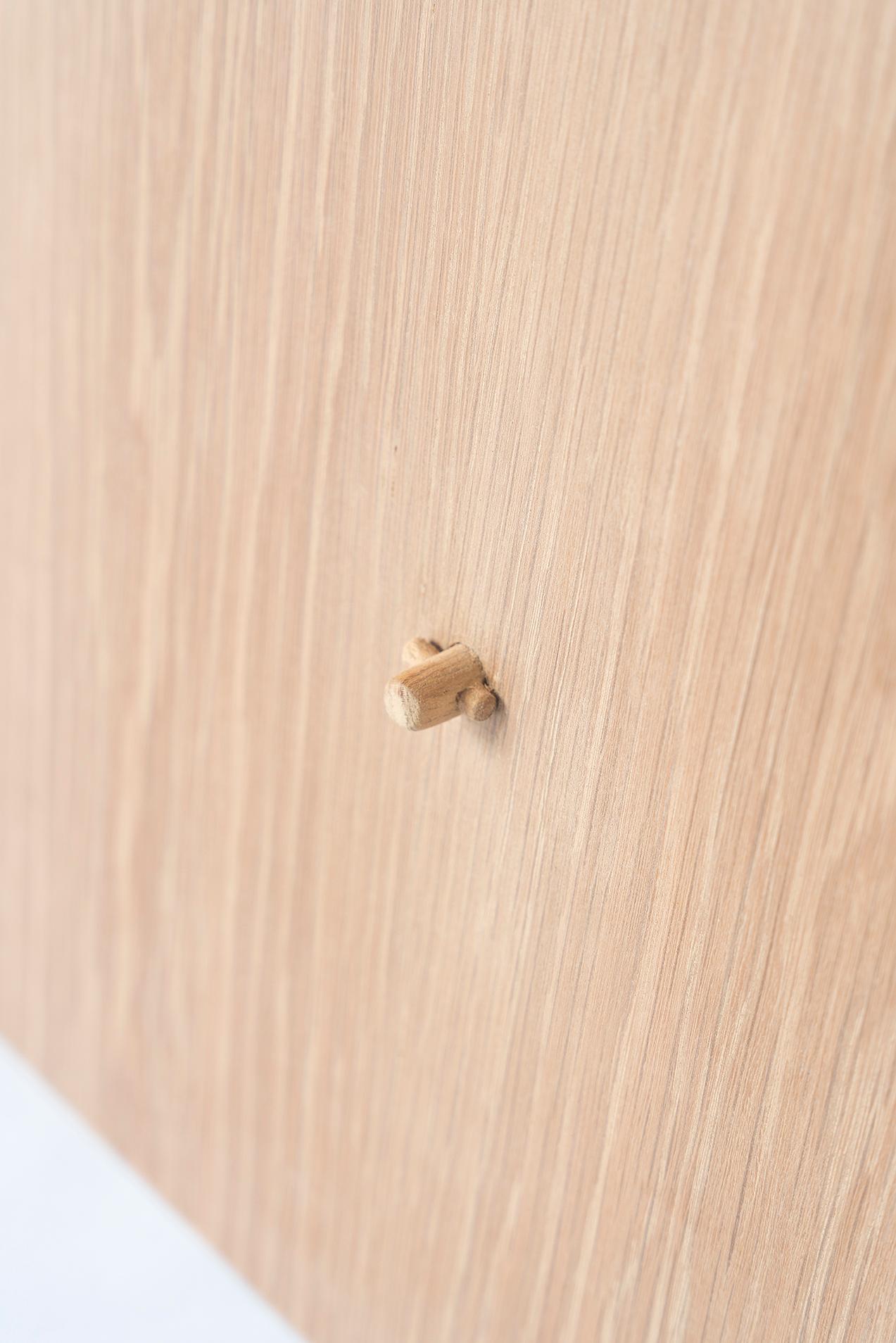 Hocker aus Fuji-Holz, minimalistische und moderne Inspiration aus Brasilien von Tiago Curioni im Angebot 8