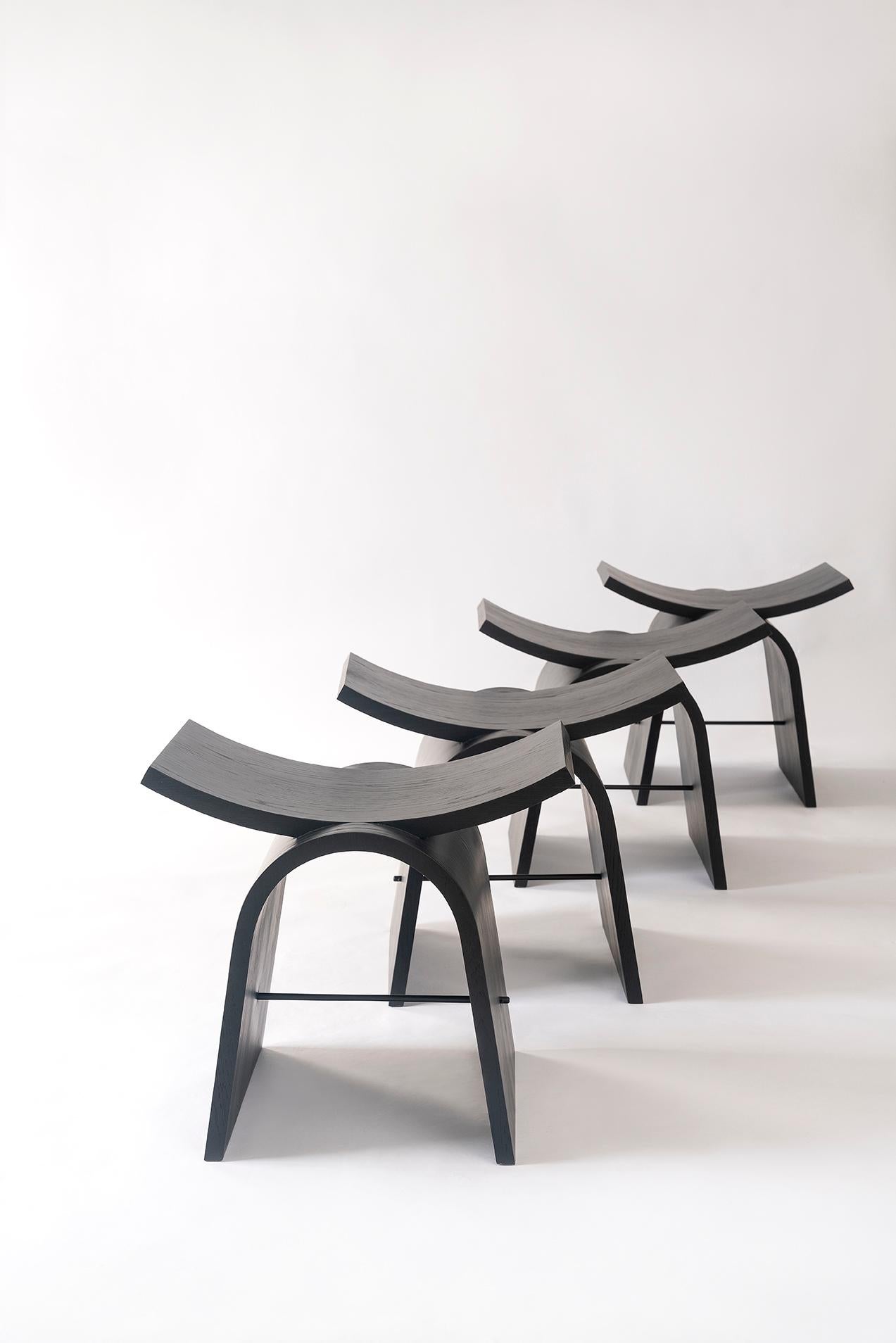 Hocker aus Fuji-Holz, minimalistische und moderne Inspiration aus Brasilien von Tiago Curioni im Angebot 7