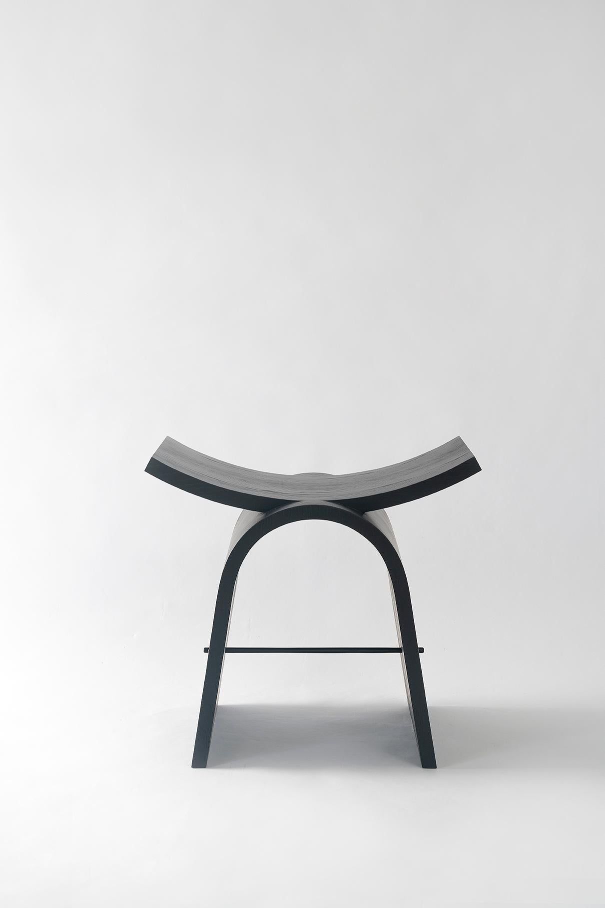 Hocker aus Fuji-Holz, minimalistische und moderne Inspiration aus Brasilien von Tiago Curioni (Bugholz) im Angebot