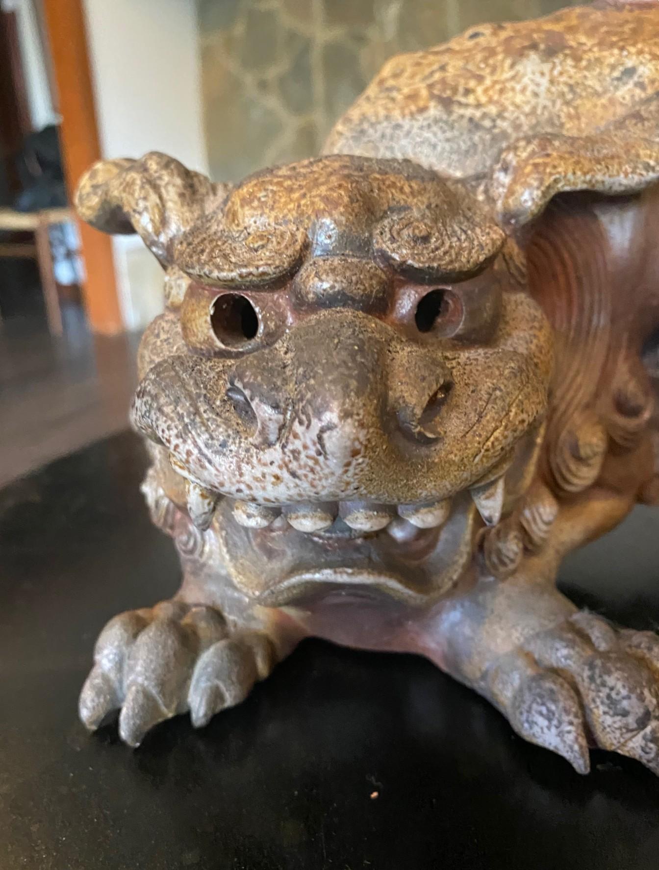 Fujiwara Tousai signiert japanische Bizen Ware Keramik Shishi Okimono Koro Skulptur (Showa) im Angebot